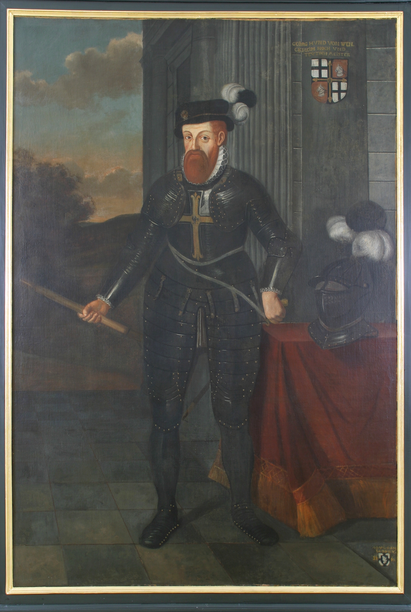 Das Bild zeigt ein Porträt des Hochmeisters Georg Hund von Wenckheim. Er trägt eine Ritterrüstung und neben ihm liegt ein Ritterhelm. Oben rechts in der Ecke ist das Hochmeisterwappen abgebildet.