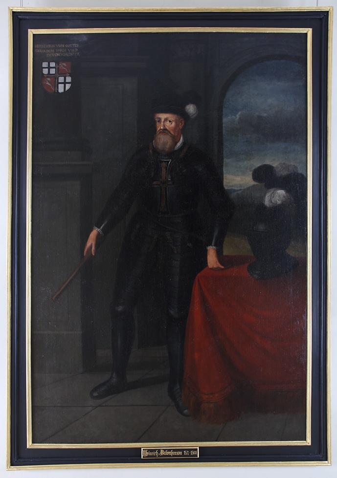 Das Bild zeigt ein Porträt des Hochmeisters Heinrich von Bobenhausen. Er trägt eine Ritterrüstung und neben ihm liegt ein Ritterhelm. Oben links in der Ecke ist das Hochmeisterwappen abgebildet.