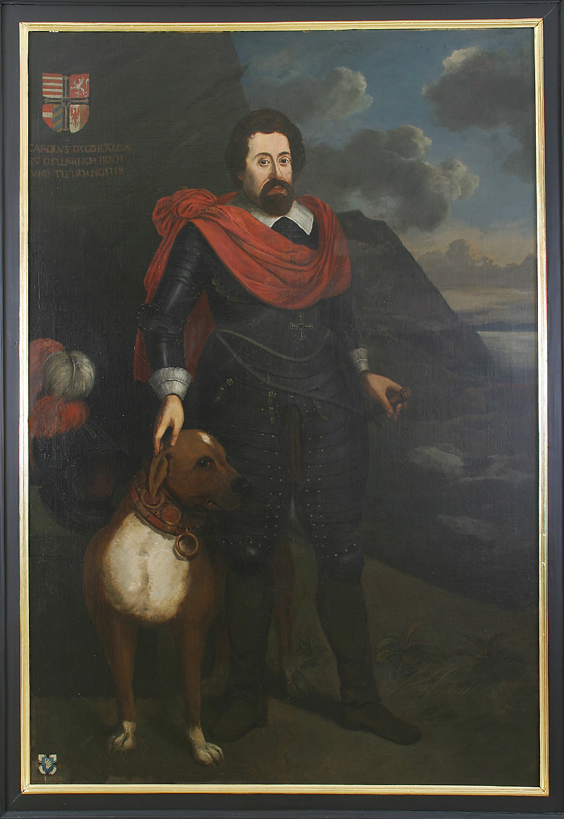 Das Bild zeigt ein Porträt des Hochmeisters Karl von Österreich. Er trägt eine Ritterrüstung und ein rotes Tuch um die Schultern und neben ihm liegt ein Ritterhelm. Außerdem befindet sich ein Hund an seiner rechten Seite. Rechts oben in der Ecke ist das Hochmeisterwappen abgebildet.