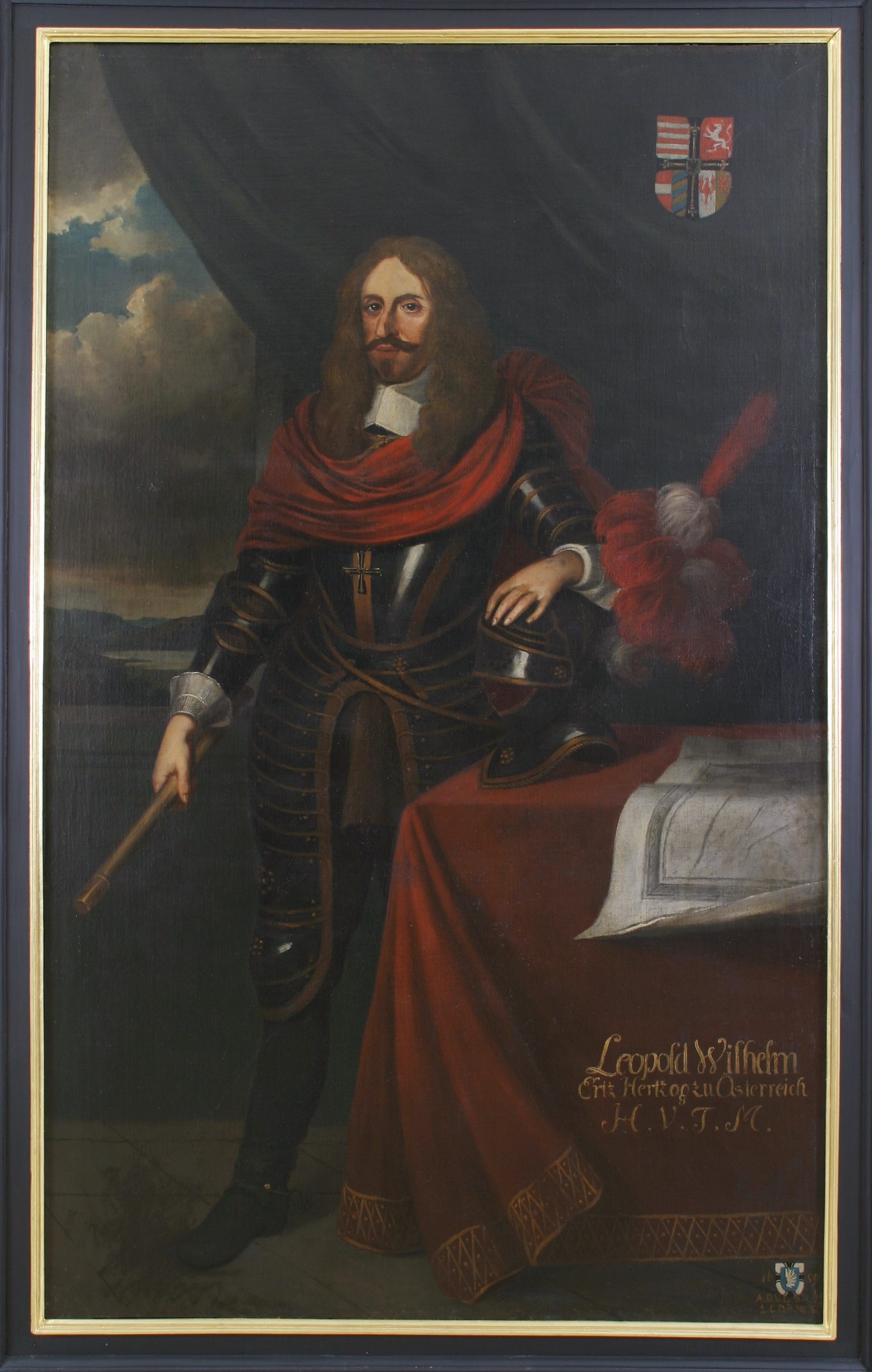 Das Bild zeigt ein Porträt des Hochmeisters Leopold Wilhelm von Österreich. Er trägt eine Ritterrüstung und ein rotes Tuch um die Schultern. Neben ihm liegt ein Ritterhelm, auf den er seinen linken Arm abstützt. Rechts oben in der Ecke ist das Hochmeisterwappen abgedruckt.