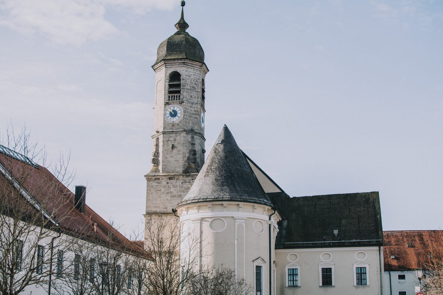 Das Bild zeigt einen Teil der Pfarrkirche in Weyarn.