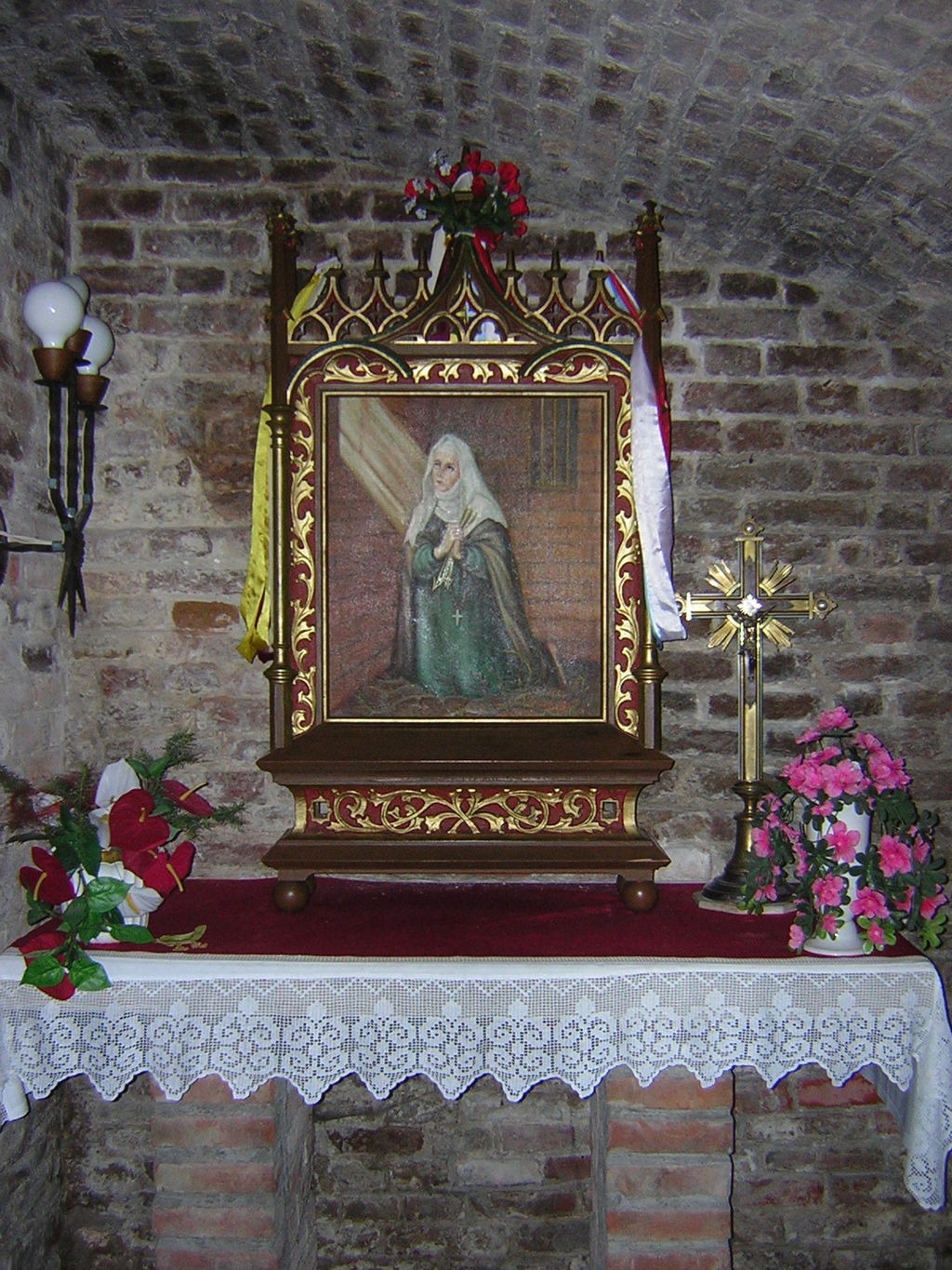 Auf dem Bild sieht man auf einem Altar abgebildet das Bildnis der Dorothea von Montau, die kniend und betend dargestellt ist. Der Altar befindet sich in der Pfarrkirche in Marienwerder.