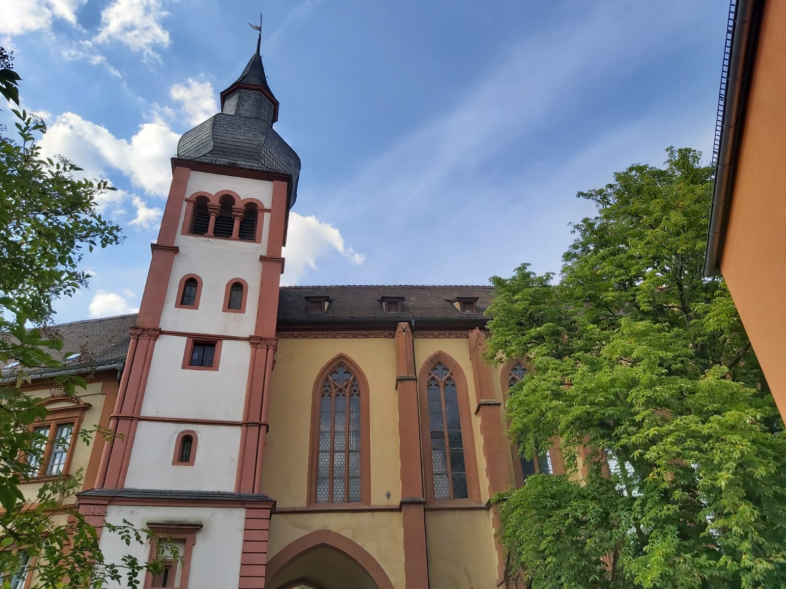 Auf dem Bild sieht man die Deutschhauskirche in Würzburg.