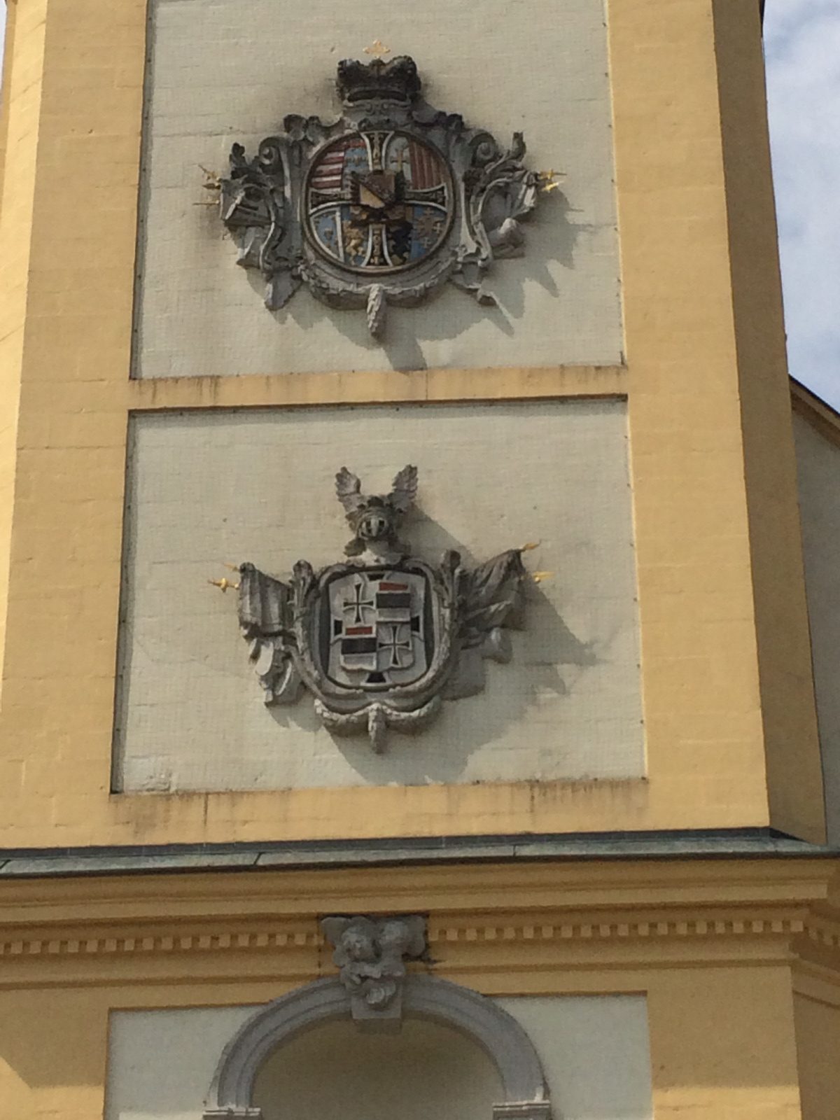 Auf dem Bild sieht man untereinander zwei Wappen, die sich auf der St. Augustinus Kirche in Stopfenheim befinden.