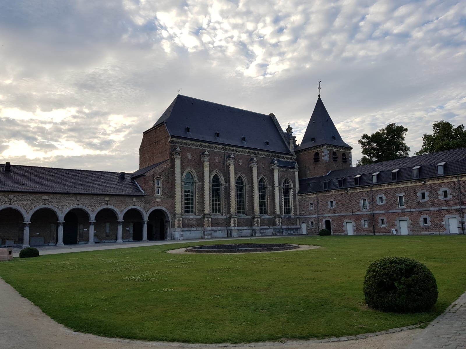 Auf dem Bild sieht man das Schloss der Kommende Alten Biesen mit einem Turm, einer Kirche und dem Kreuzgang.