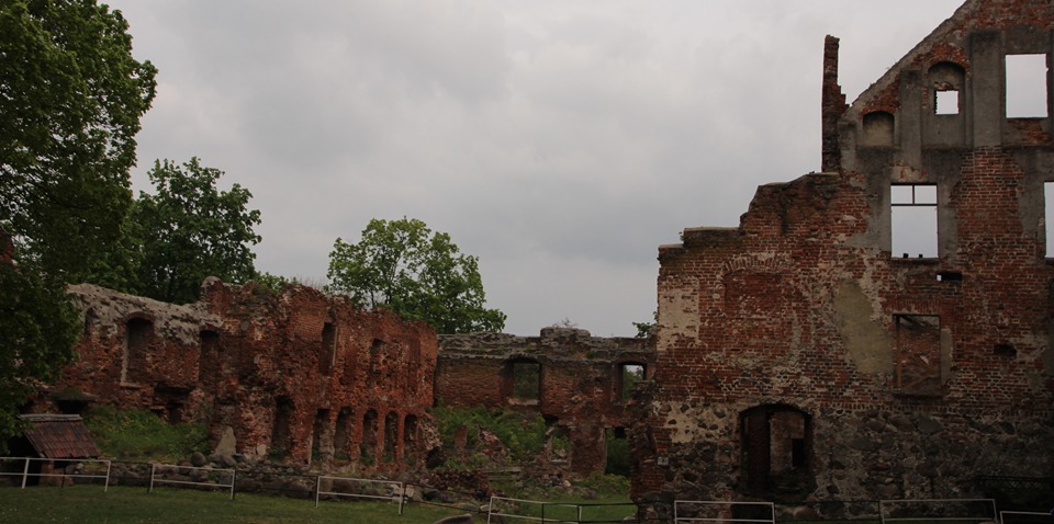 Das Bild zeigt Teile der Ruine der Insterburg im Gebiet Kaliningrad in Russland.