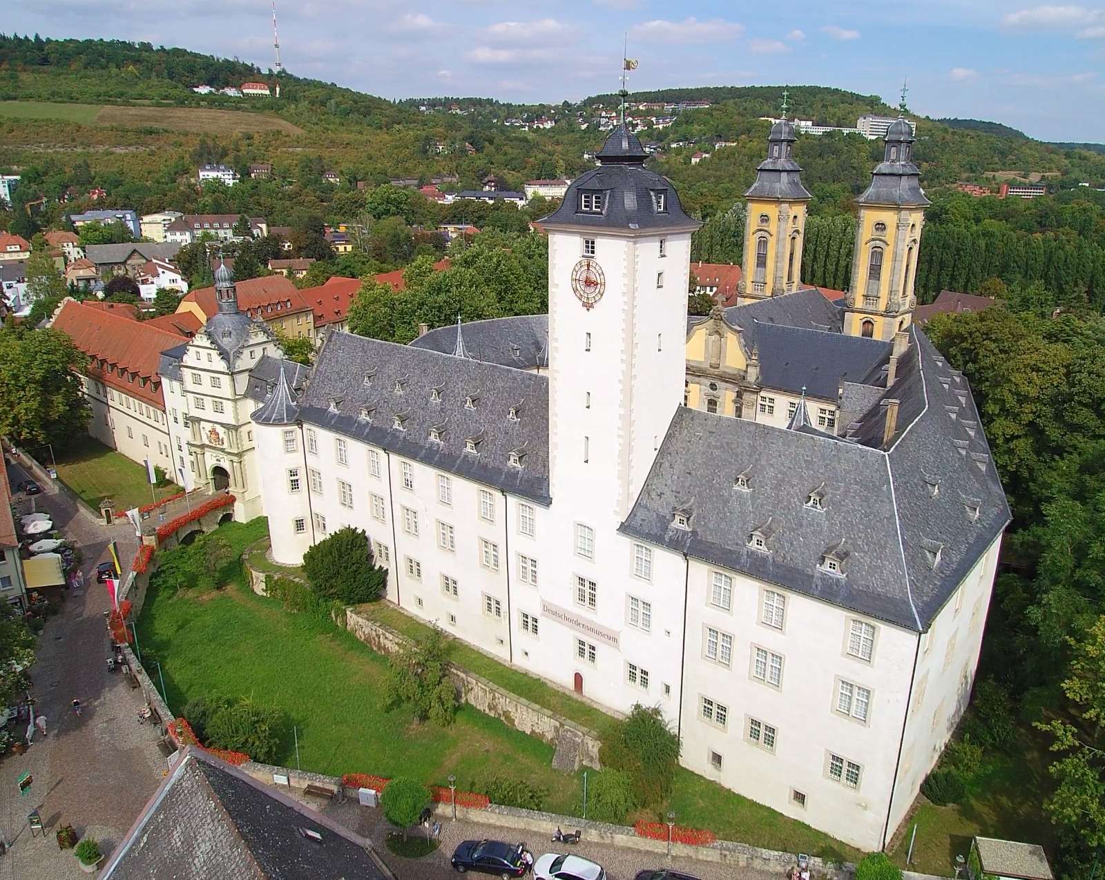 Da Bild zeigt eine Luftaufnahme des Residenzschlosses in Mergetheim.