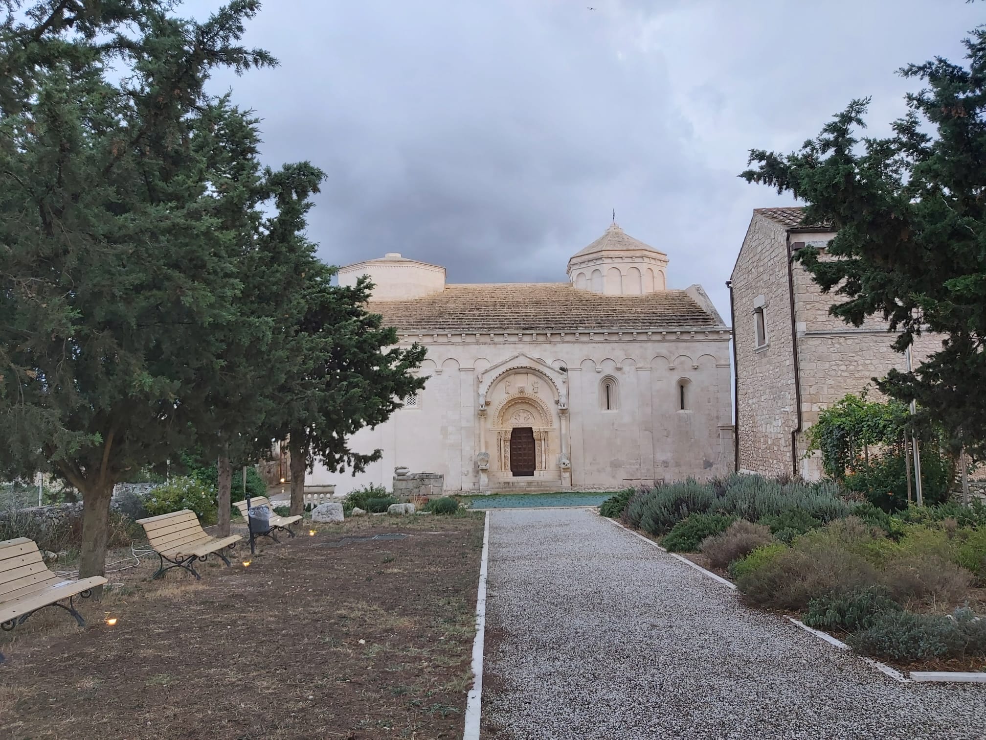 Das Bild zeigt die Kirche San Leonardo di Siponto.