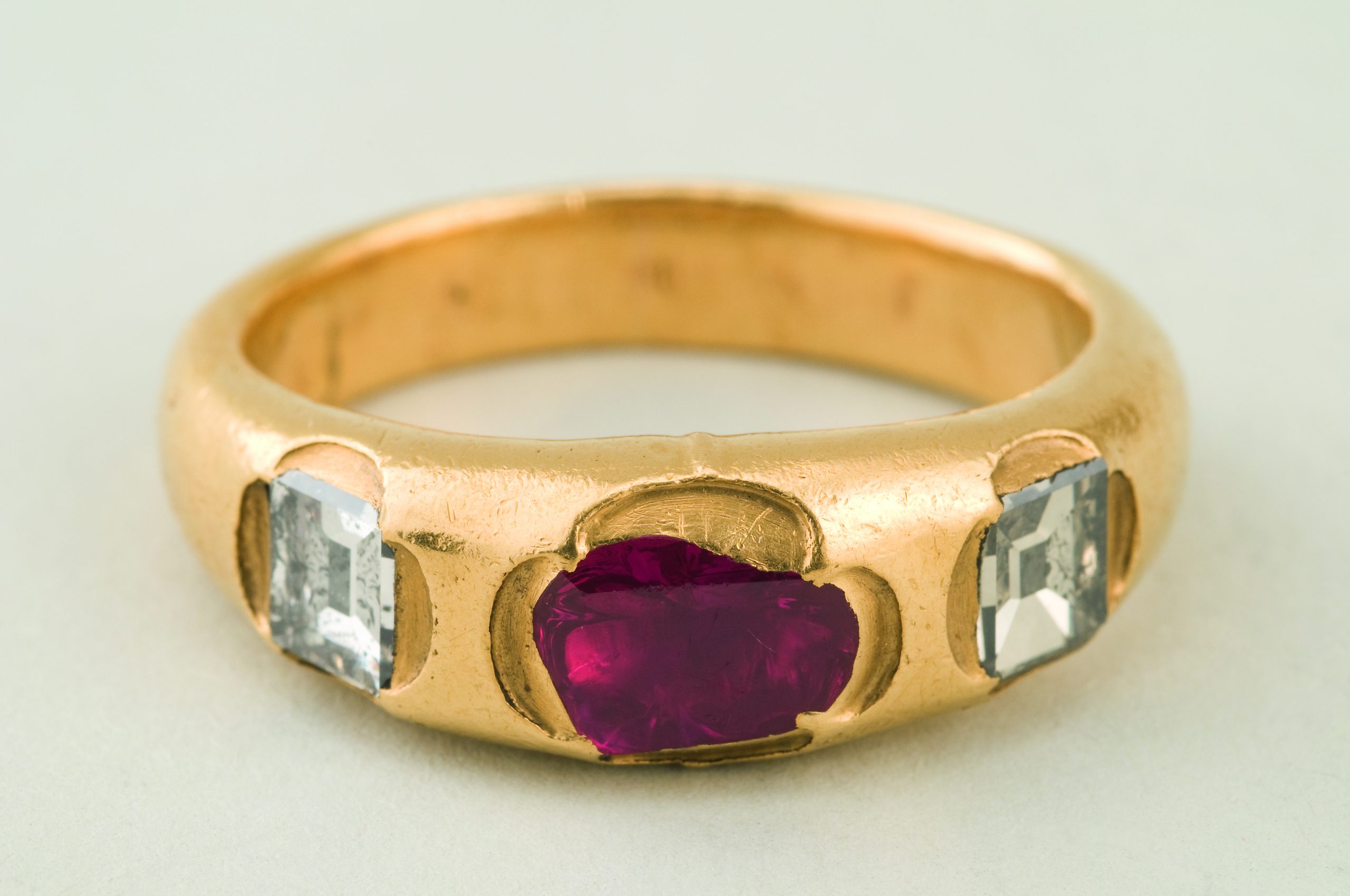 Das Bild zeigt den Inthronisationsring der Hochmeister. Dieser besteht aus einem Goldreif, in dem mittig ein Rubin und zu dessen Seiten zwei Diamanten eingefasst sind.