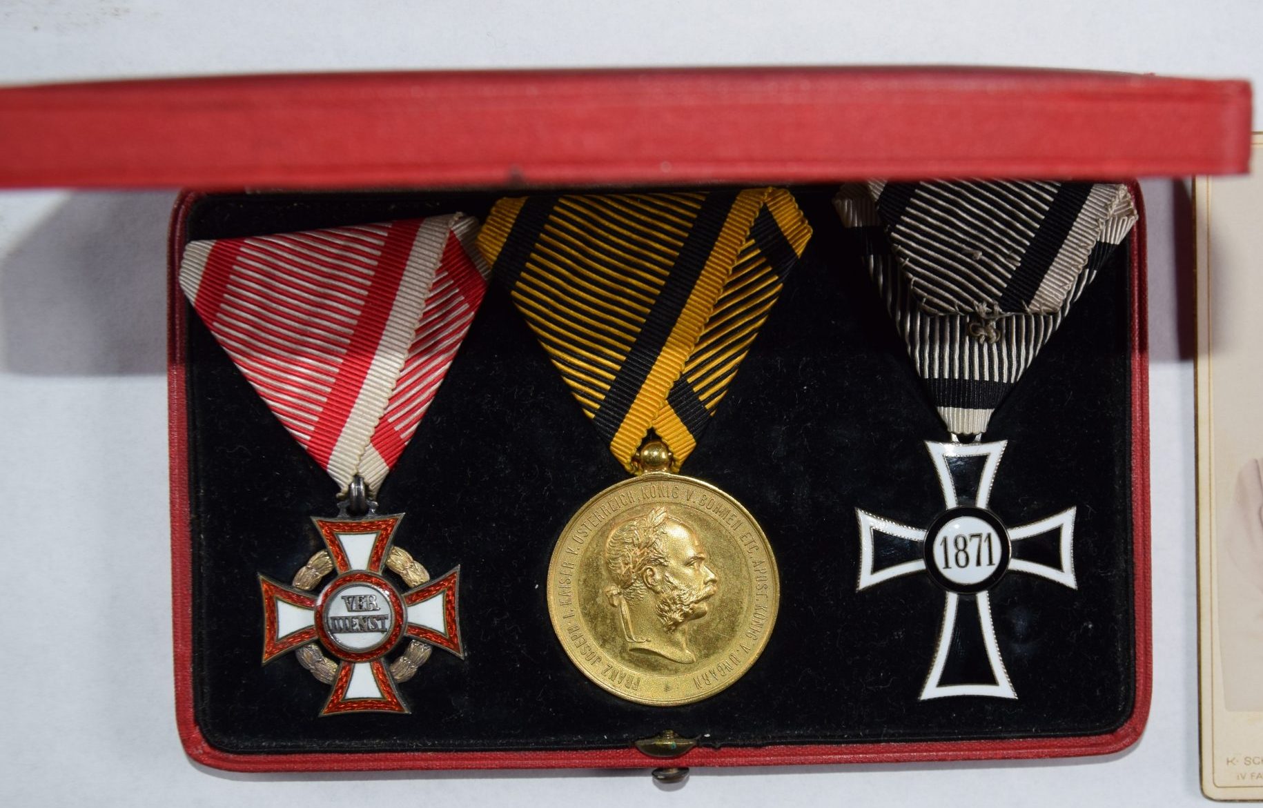 Das Bild zeigt die Aufnahme einer Schatulle, in der sich zwei Ordenskreuze und eine Medaille befinden.
