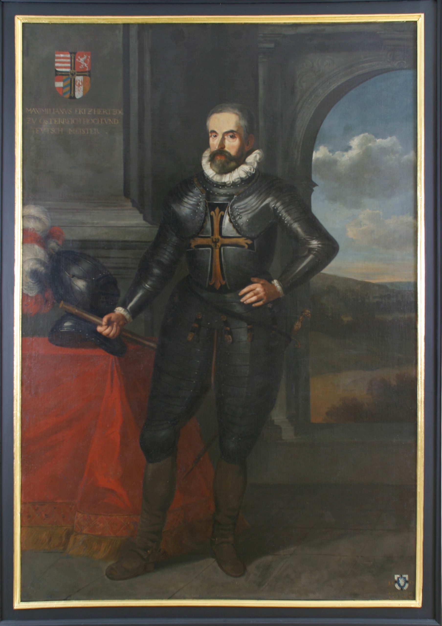Das Bild zeigt ein Porträt des Hochmeisters Maximilian von Österreich. Er trägt eine Ritterrüstng und neben ihm liegt ein Ritterhelm. Oben links in der Ecke ist das Hochmeisterwappen abgebildet.