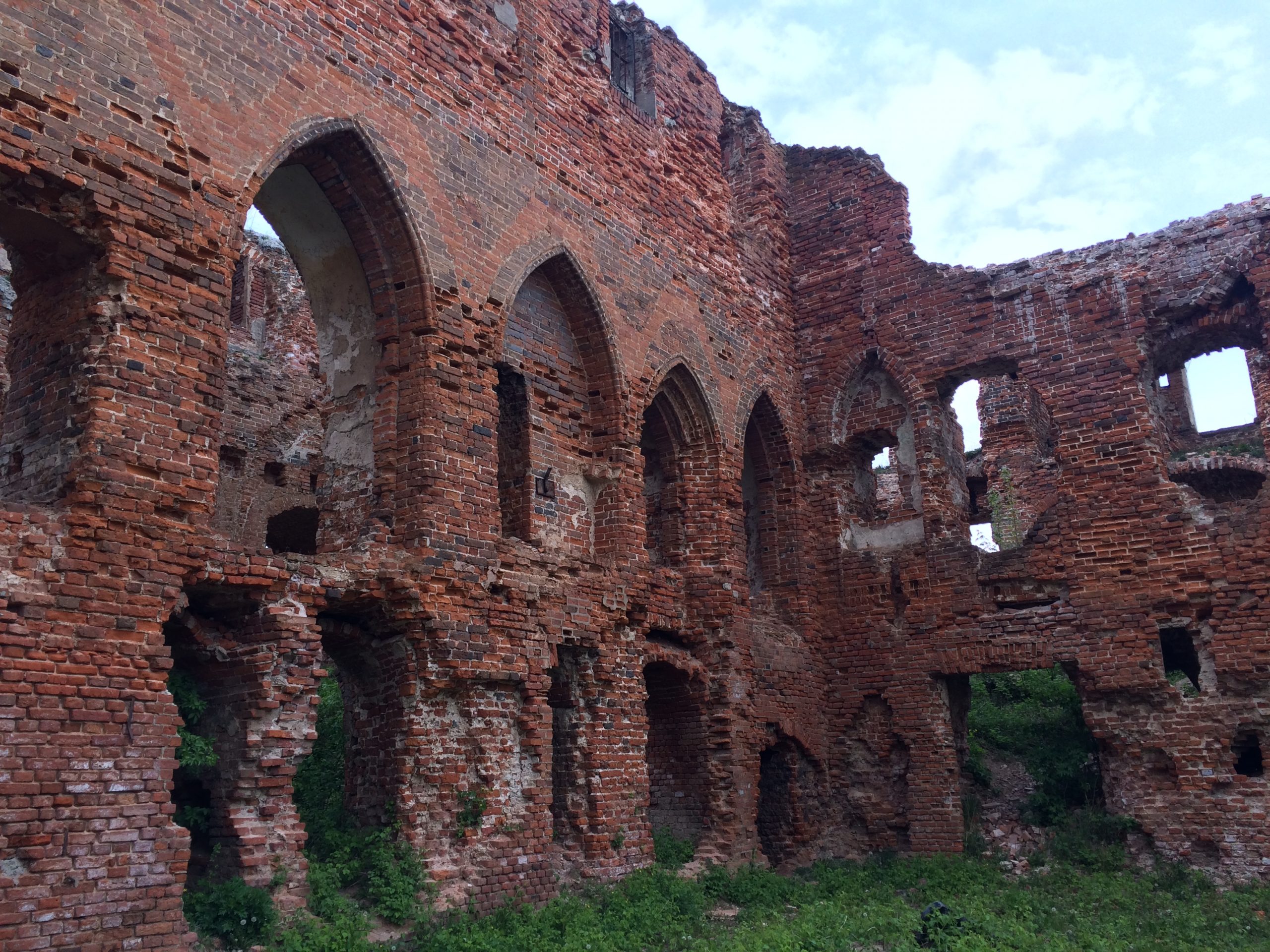 Auf dem Bild sieht man die Ruinen der Ordensburg Ragnit im Gebiet Kaliningrad in Russland.