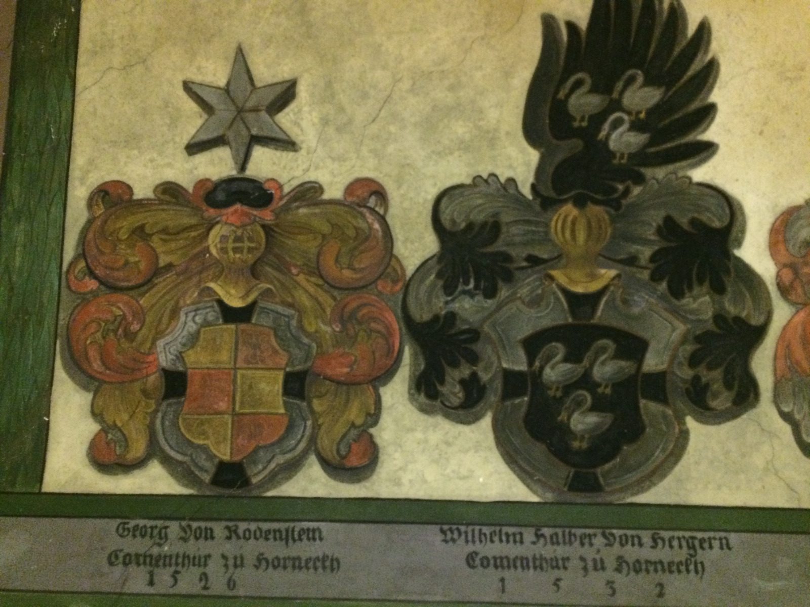 Das Bild zeigt in einer Nahaufnahme die Wappen von Georg von Rodenstein und Wilhelm Halber von Hergern.