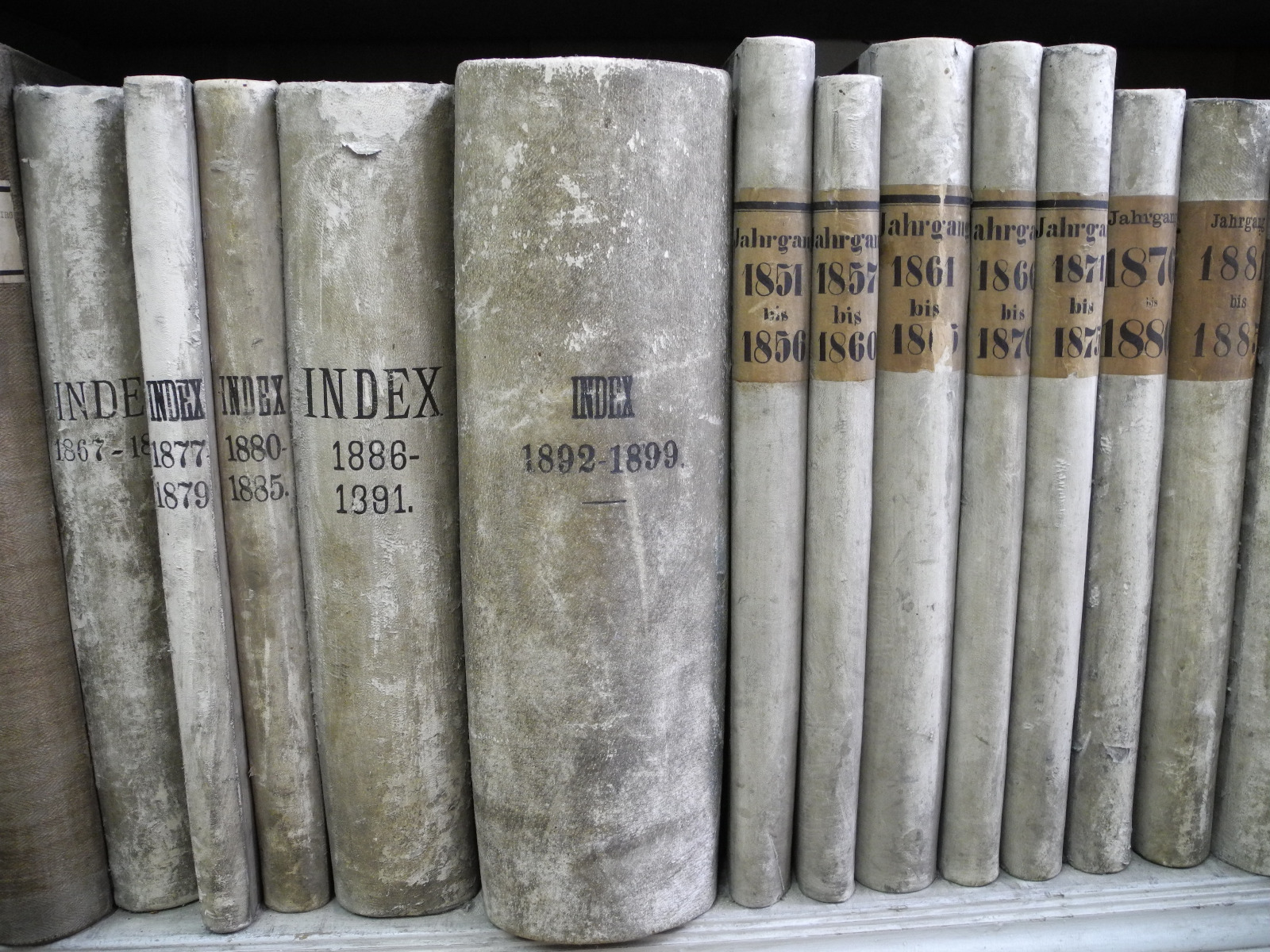 Das Bild zeigt eine Reihe mit Büchern aus dem Deutschordenshaus in Wien.