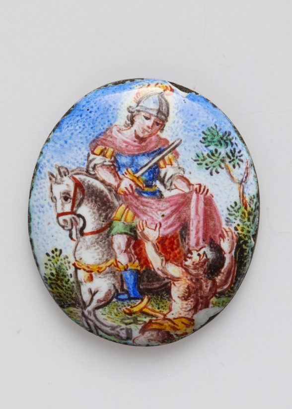 Das Bild zeigt eine kolorierte Zierplatte, auf der die Mantelteilung des Heiligen Martins abgebildet ist.