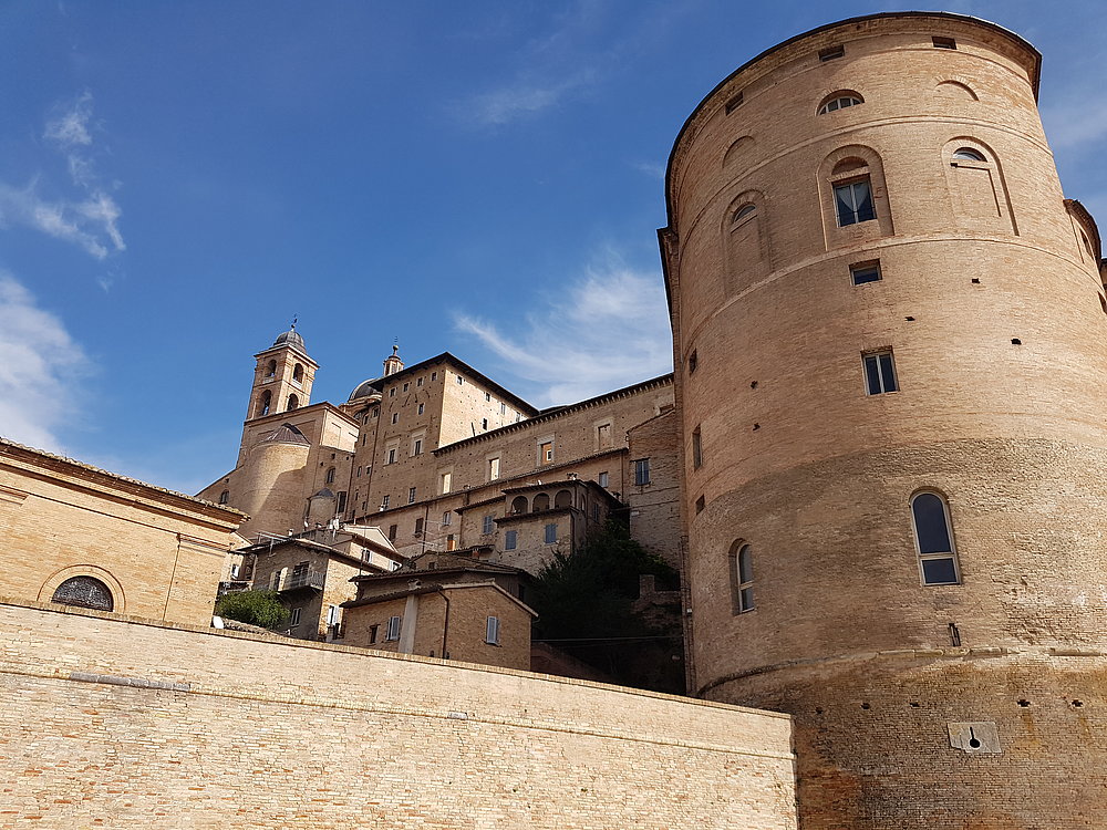 Das Bild zeigt das Stadttors von Urbino.