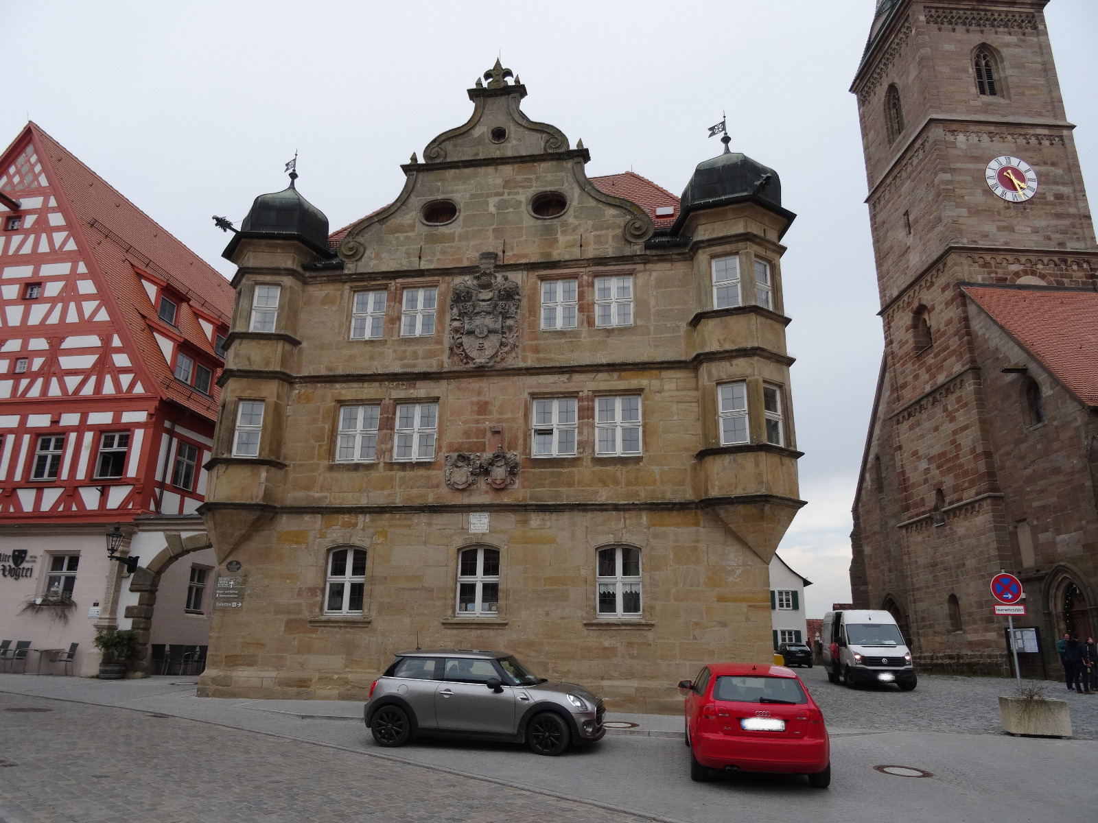 Das Bild zeigt das Deutschordensschloss in Eschenbach, sowie rechts dasvon einen Teil des alte Rathauses und links einen Teil des Liebfrauenmünsters, die Stadtpfarrkirche der Gemeinde.