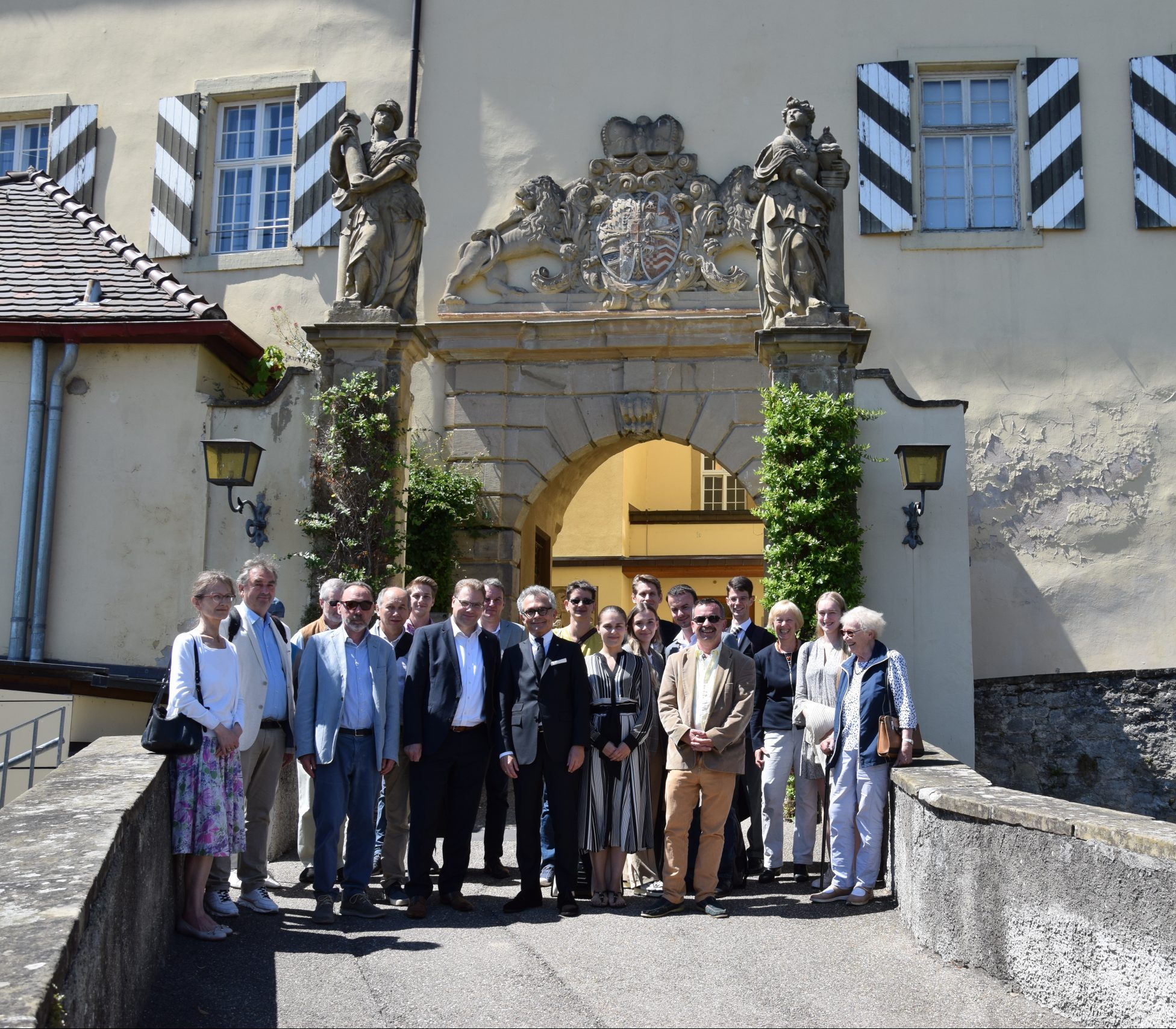 Das Bild zeigt die Tagungsgäste vor dem Eingang zum Schloss Horneck über Gundelsheim.