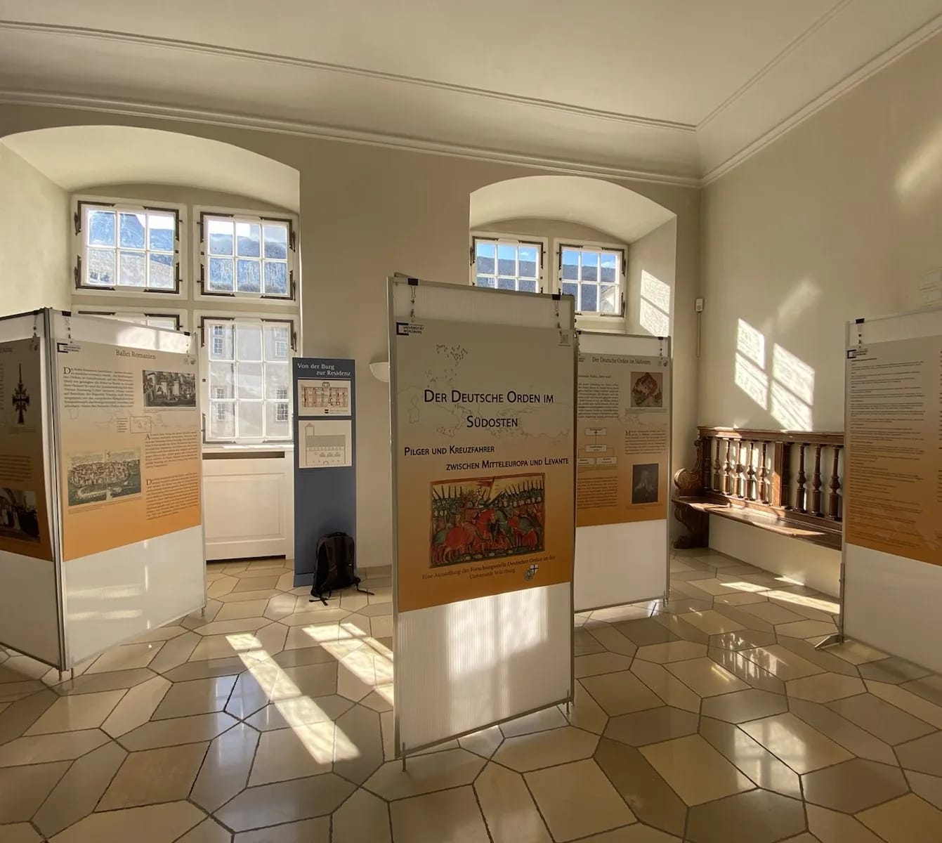 Das Bild Zeigt die Ausstellung "Der Deutsche Orden im Südosten" im Residenzschloss Bad Mergentheim