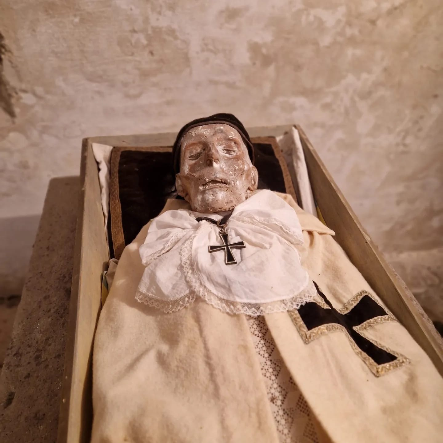 Die Mumie des Komturs Karl Heinrich Freiherr von Hornstein in der Gruft Maria-Hilf-Kapelle in Ellingen