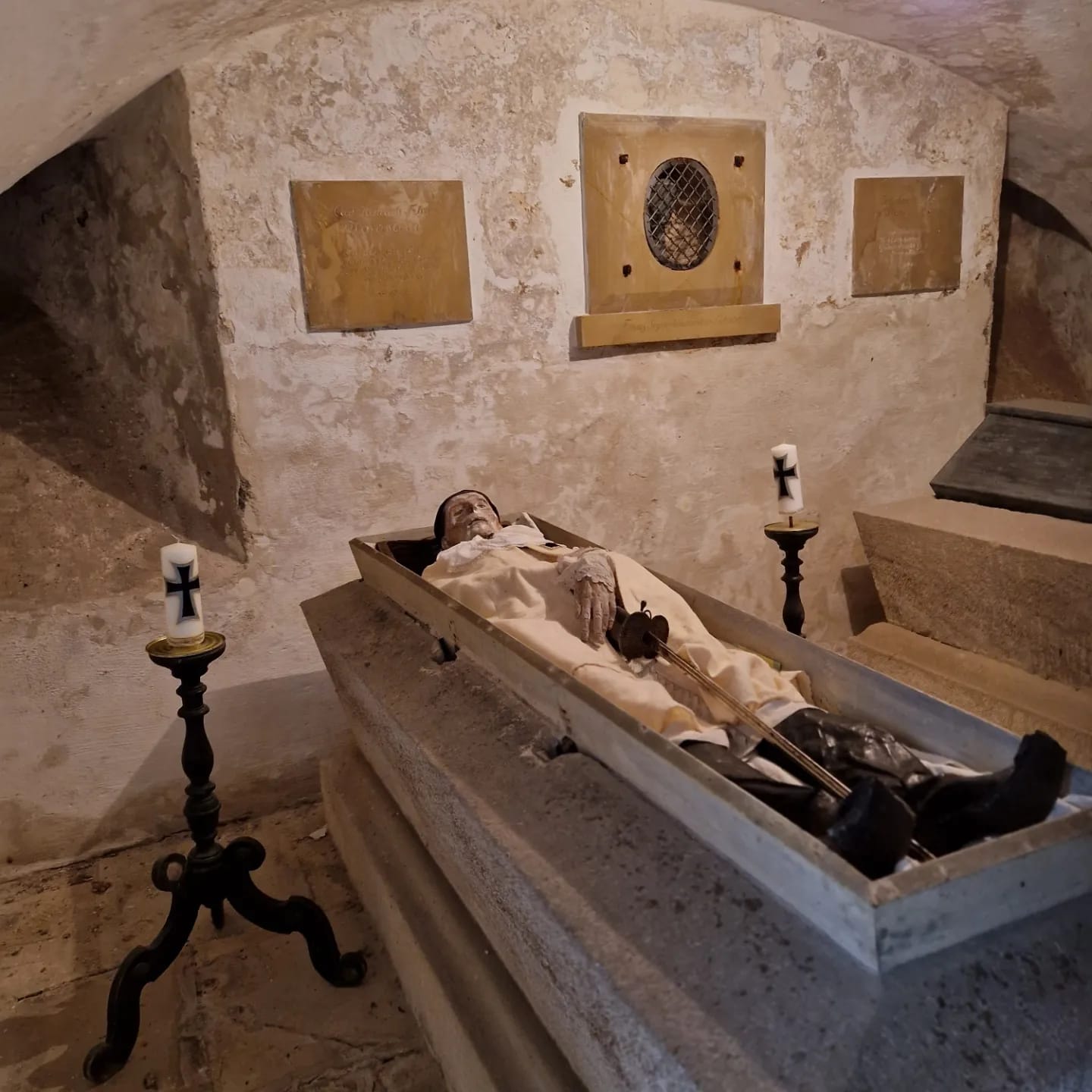 Die Mumie des Komturs Karl Heinrich Freiherr von Hornstein in der Gruft Maria-Hilf-Kapelle in Ellingen