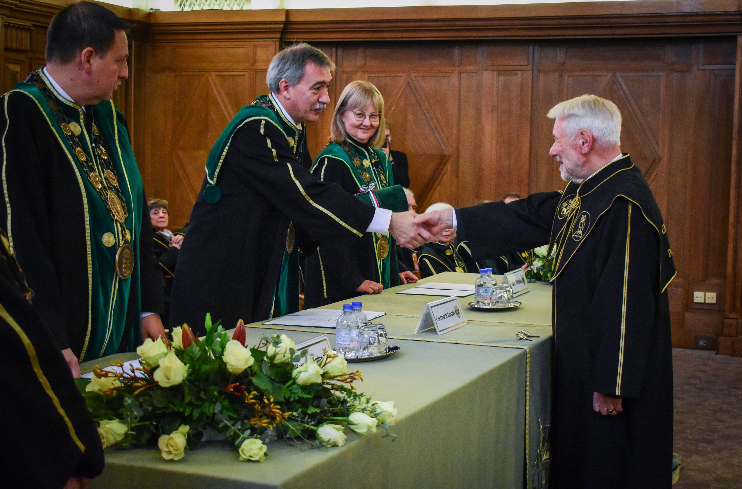 Professor Dr. László Csernoch, Prorektor für Wissenschaft an der Universität Debrecen, überreicht Professor Dr. Dr. h. c. mult. Udo Arnold die Ehrendoktorwürde.