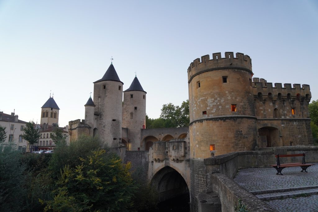 Eine Außenansicht des Deutschen Tores in Metz