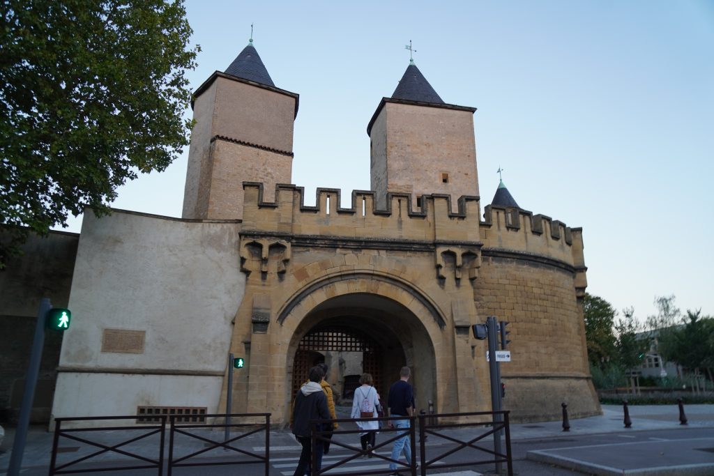 Die Portes des Allemands von der Innenstadt aus betrachtet.