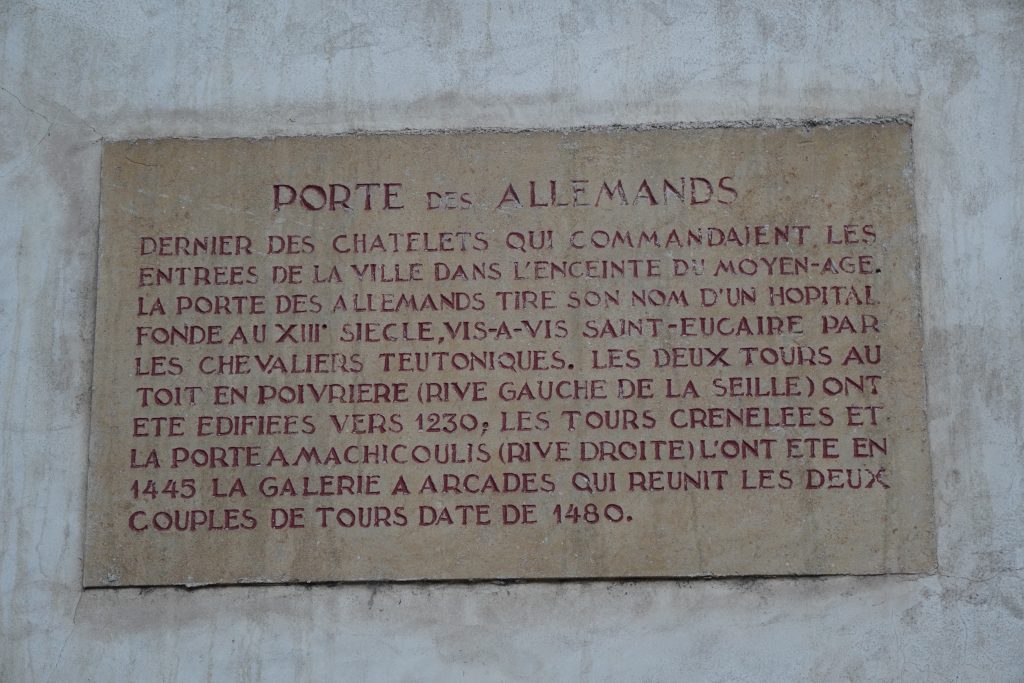 Mit dieser Tafel werden heutige Besucher durch die Stadt Metz über die Geschichte des Tores und des Ordens in Metz informiert.