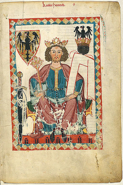 Das Bild zeigt eine Zeichnung Heinrichs VI., der auf einem Thron sitzt mit einer Krone auf dem Kopf und ein Zepter in der Hand. Am unteren Rand der Zeichnung ist ein Schwert abgebildet und am oberen Rand ist das Wappen des HRR mit dem Reichadler zu sehen.