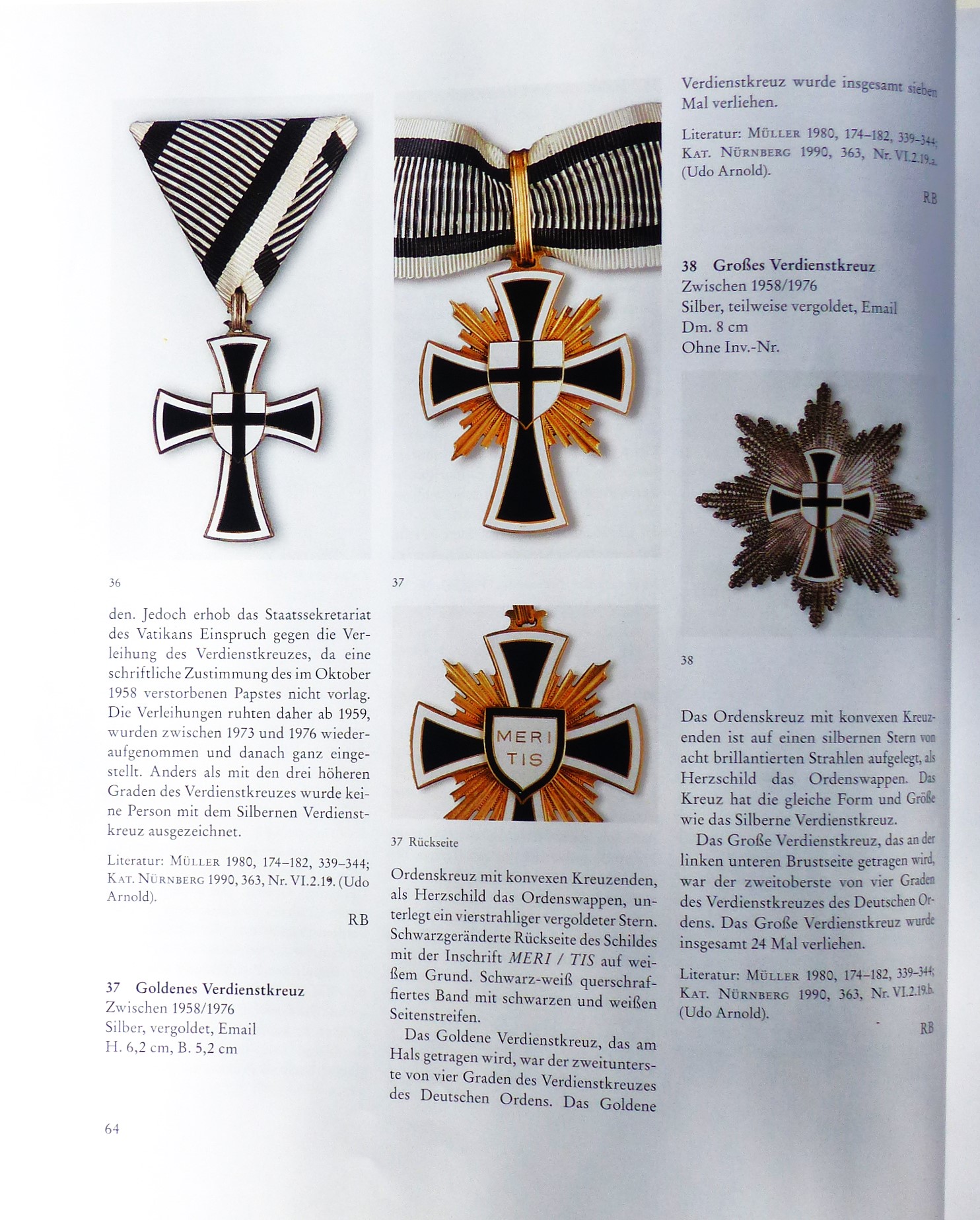 Das Bild zeigt eine Seite aus dem Katalog: "Die Schatzkammer des Deutschen Ordens" auf der einige Verdienstkreuze des Ordens abgebildet sind.