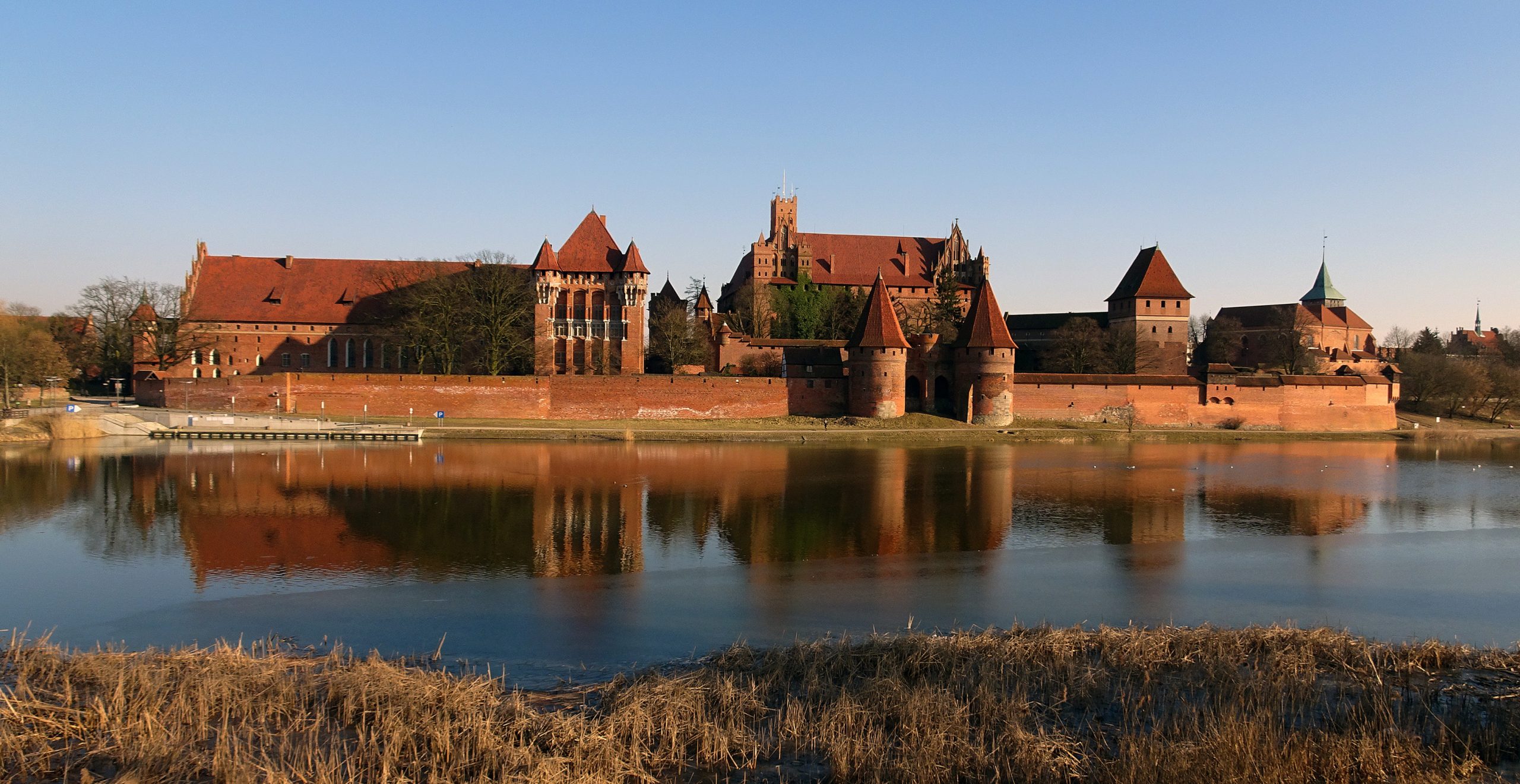 Das Bild zeigt die Gesamtansicht der Marienburg von der Nogatseite.