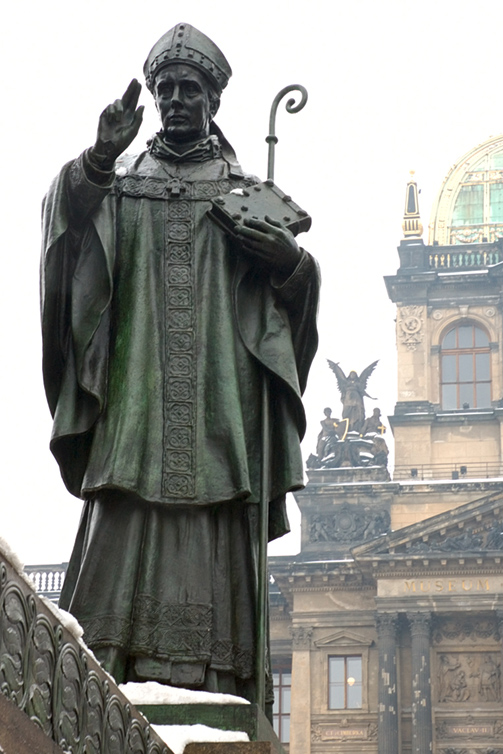 Das Bild zeigt eine Statue des Hl. Adalbert von Prag als Teil eines Denkmals auf dem Wenzelsplatz in Prag