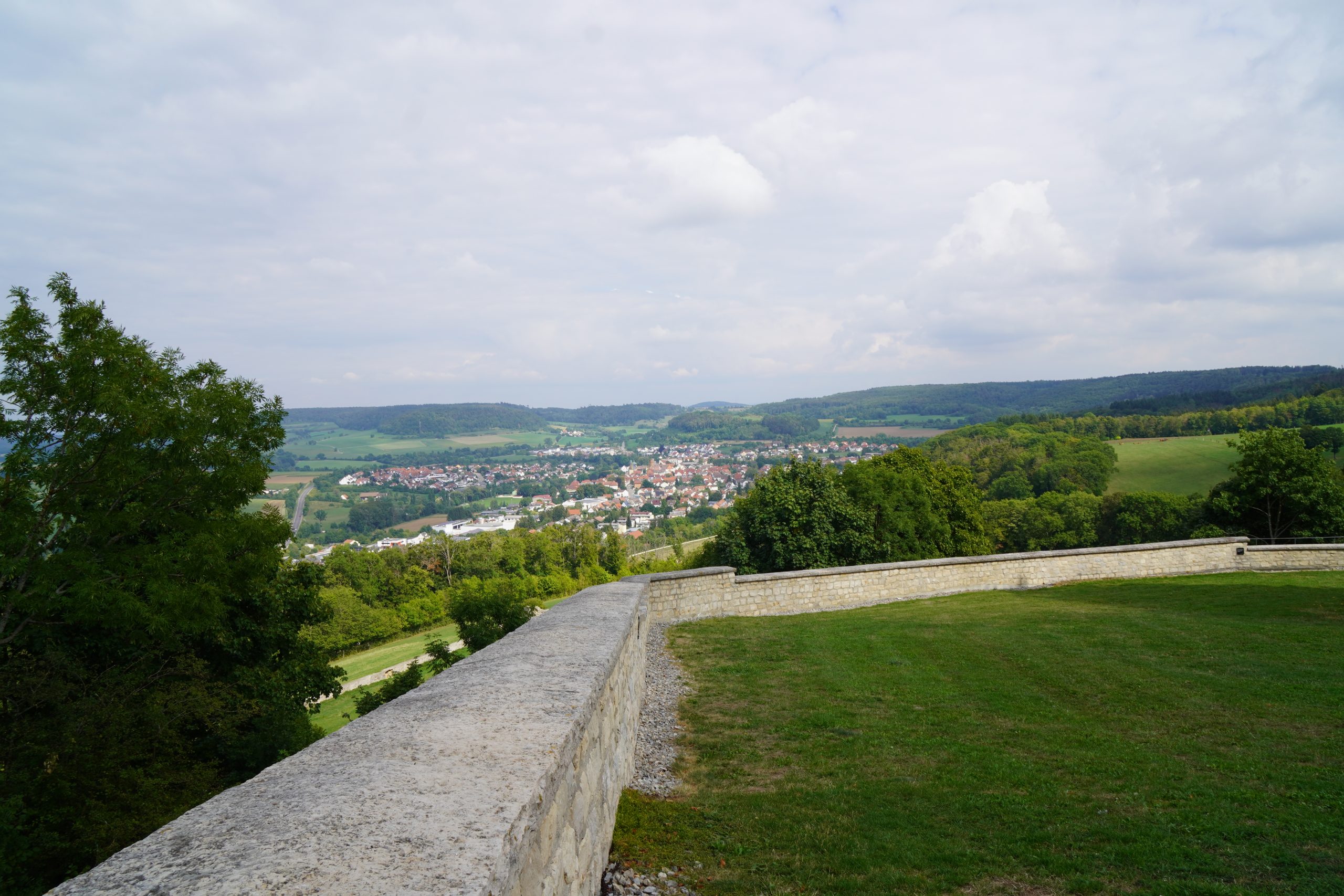 Das Bild zeigt den Blick oben von der Kapfenburg in die Stadt Lauchheim.
