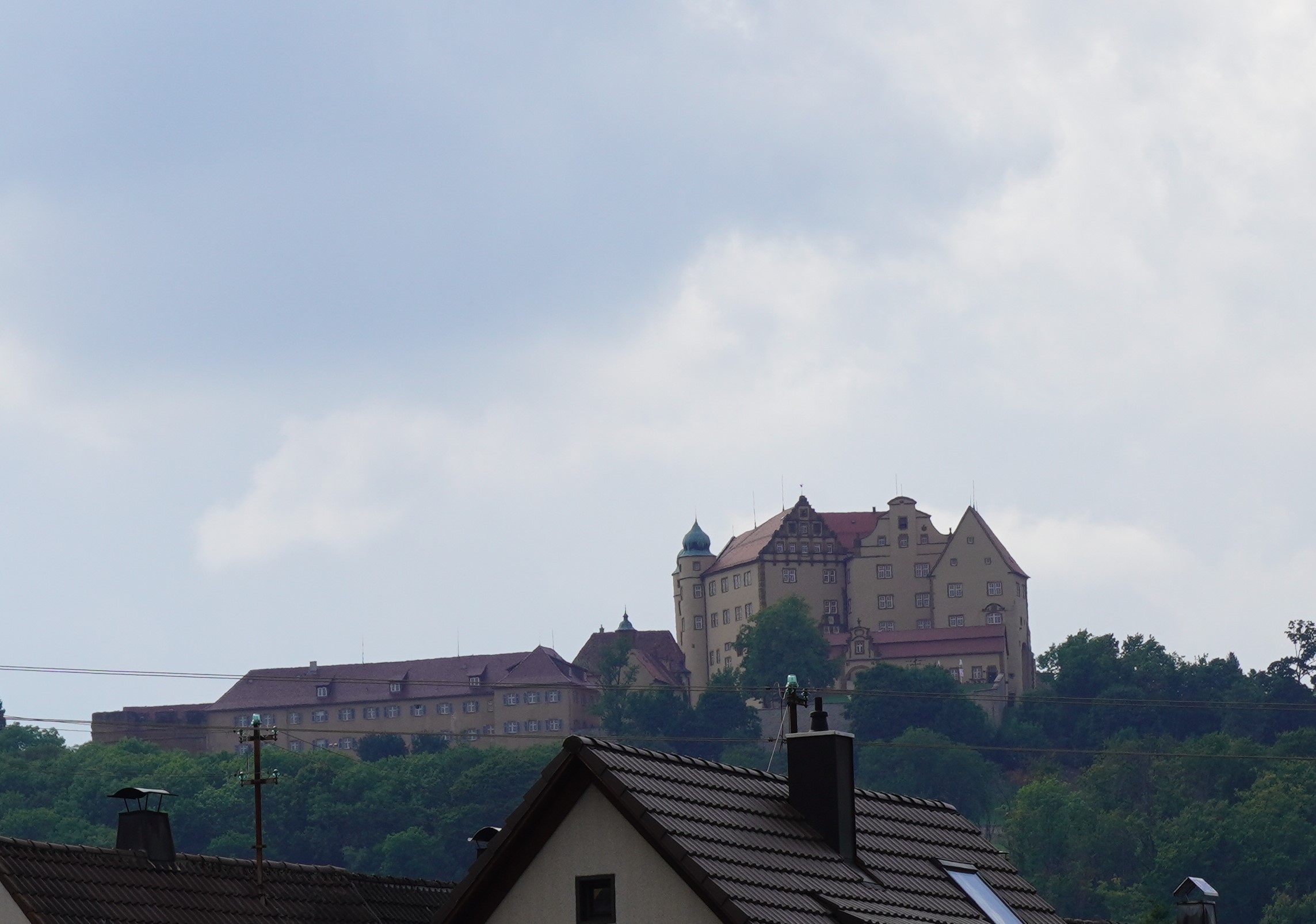 Das Bild zeigt die Kapfenburg vom Standpunkt der Stadt Lauchheim.
