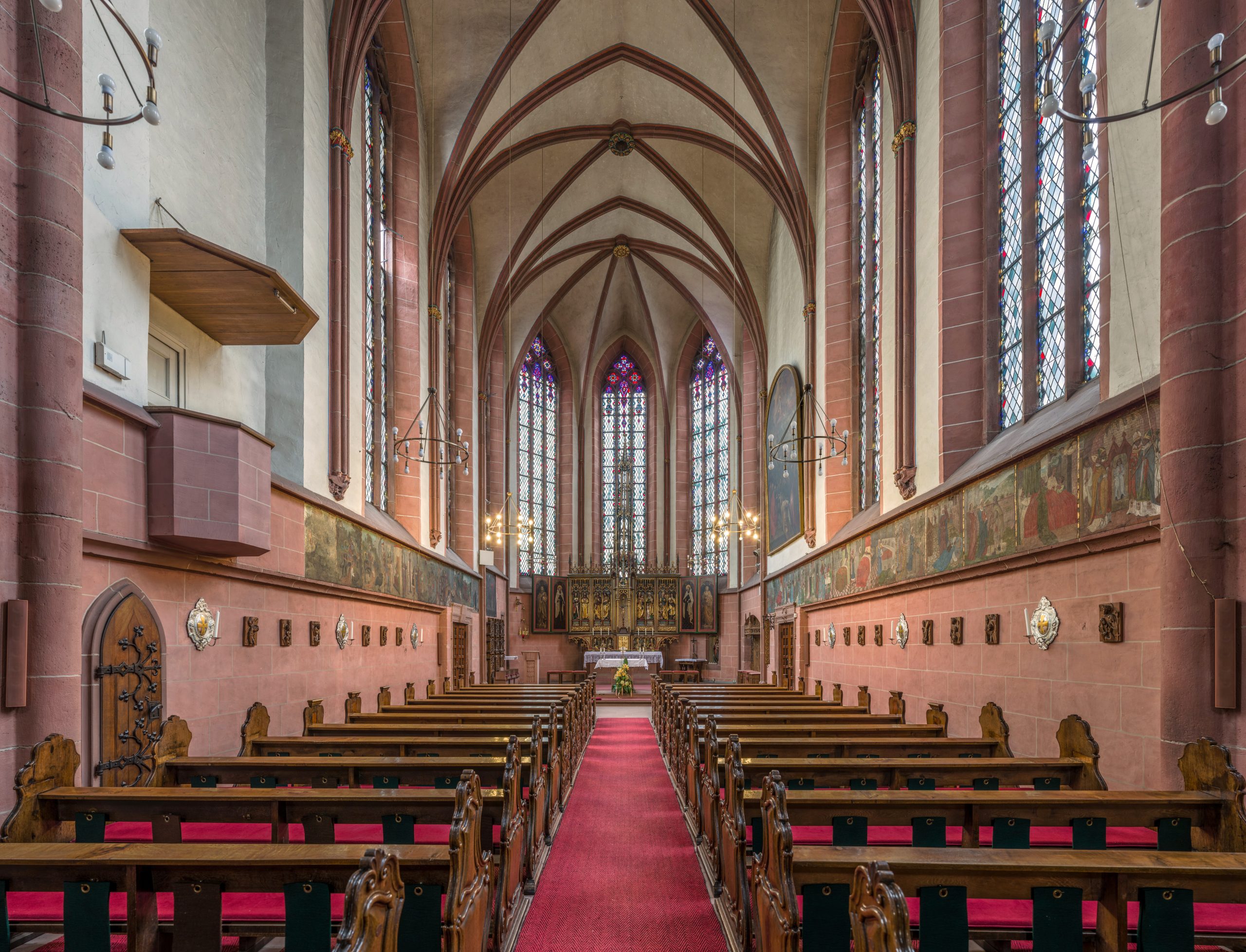 Das Bild zeigt den Innenraum der Deutschordenskirche in Frankfurt.