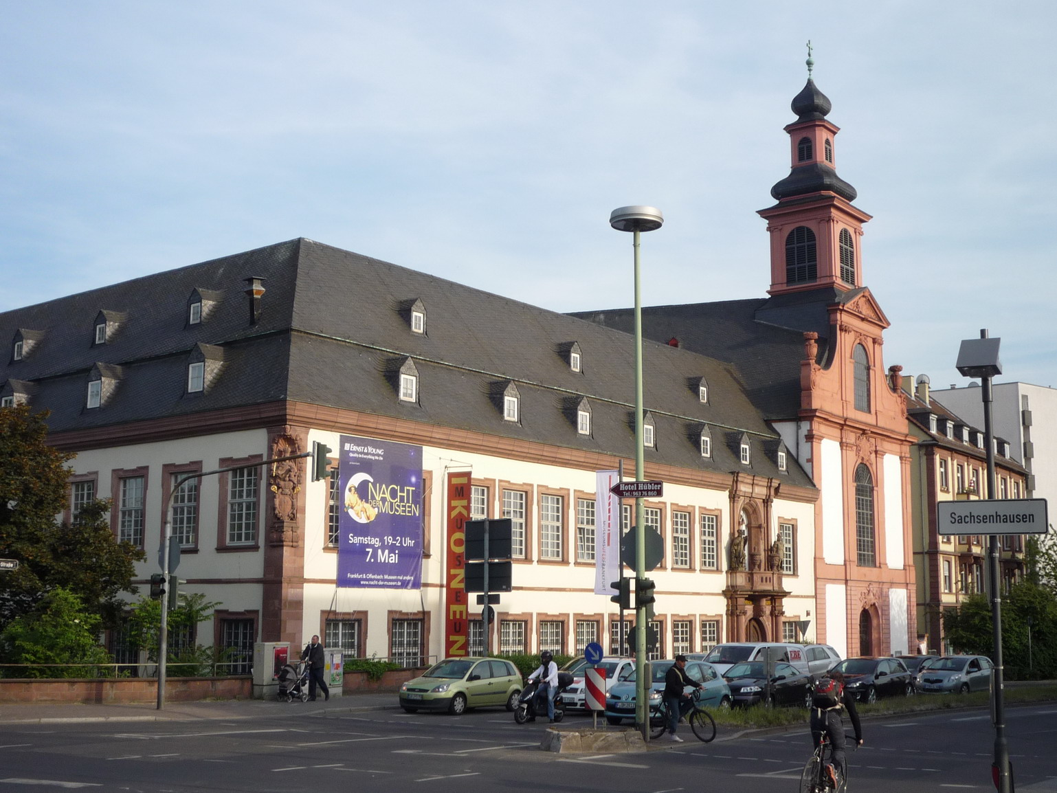 Das Bild zeift die Deutschordenskirche in Frankfurt.