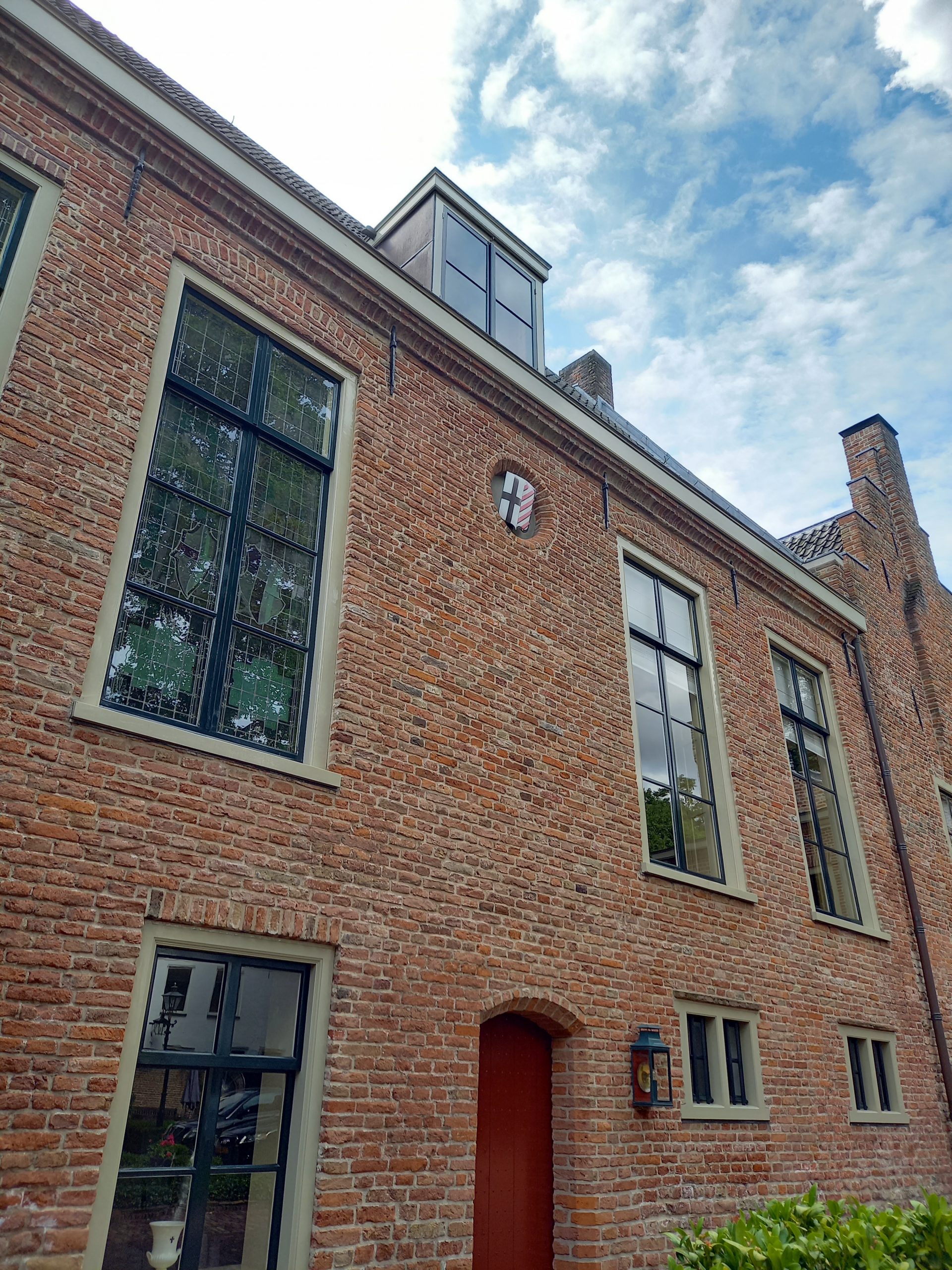 Das Bild zeigt einen Teil des "Duitsen Huis" in Utrecht. An der Außenfassade ist das Wappen des Deutschen Ordens angebracht.