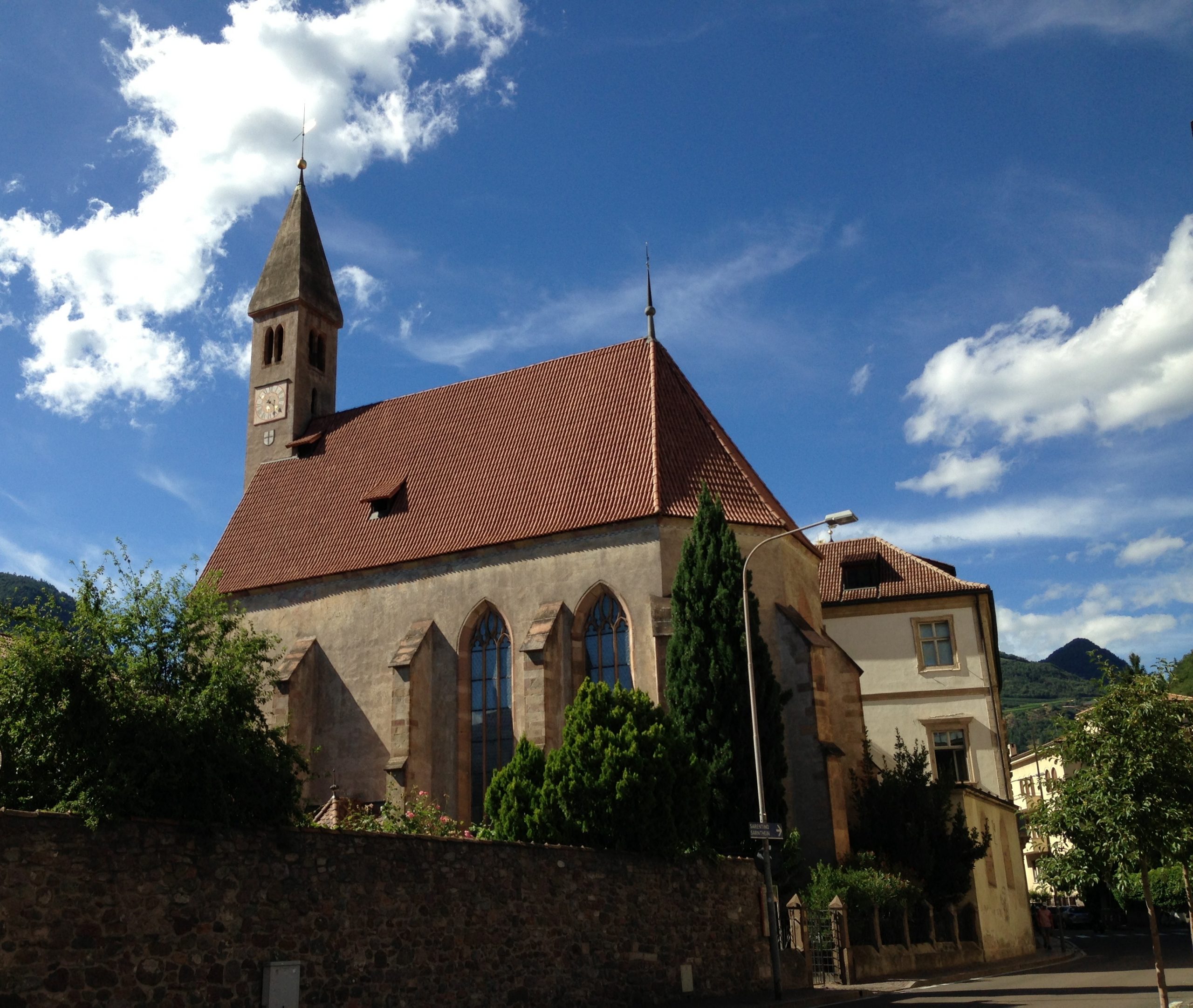 Das Bild zeigt die Deutschhauskirche St. Georg in Weggenstein.