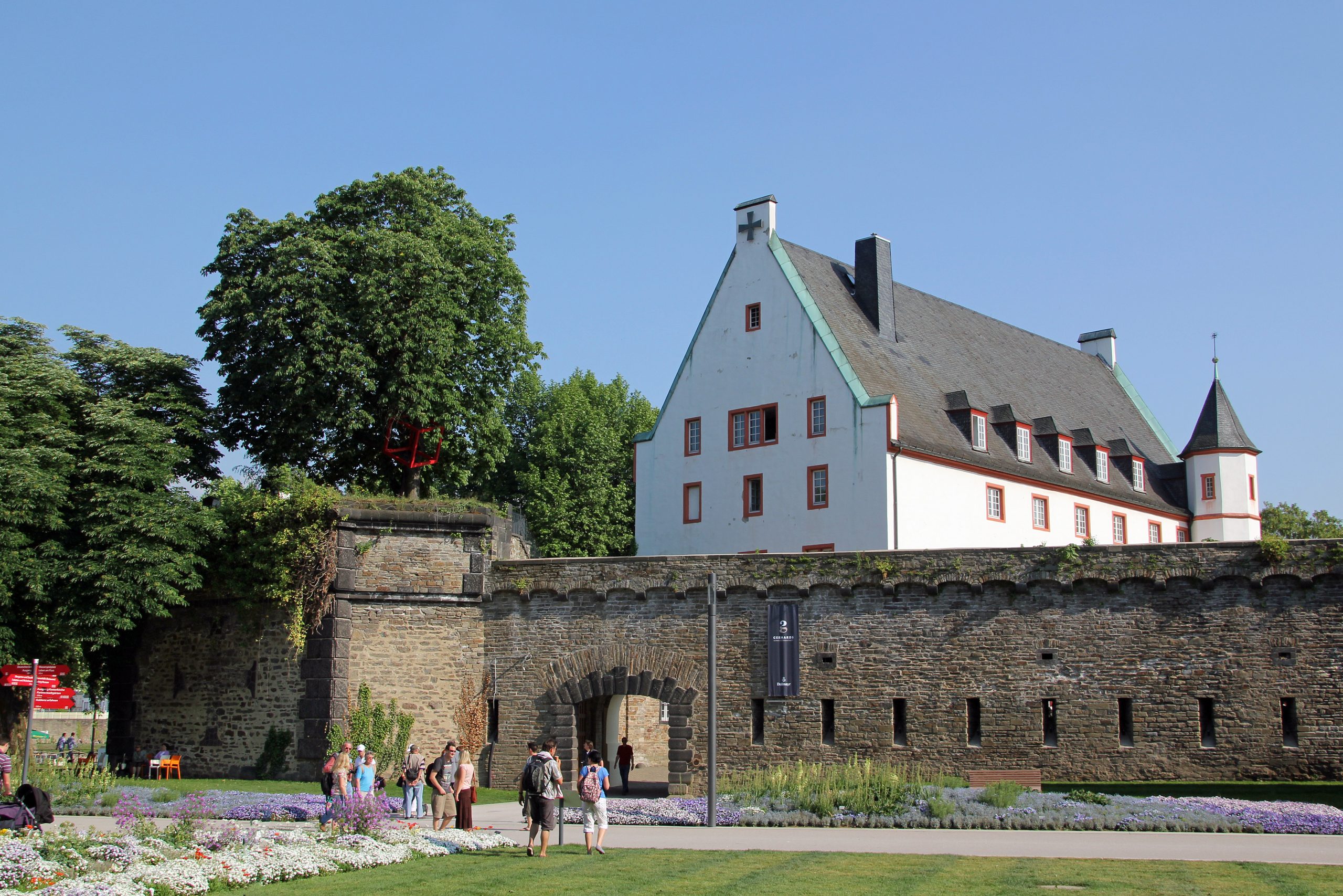 Das Bild zeigt eine Außenansicht des Deutschherrenhauses in Koblenz.