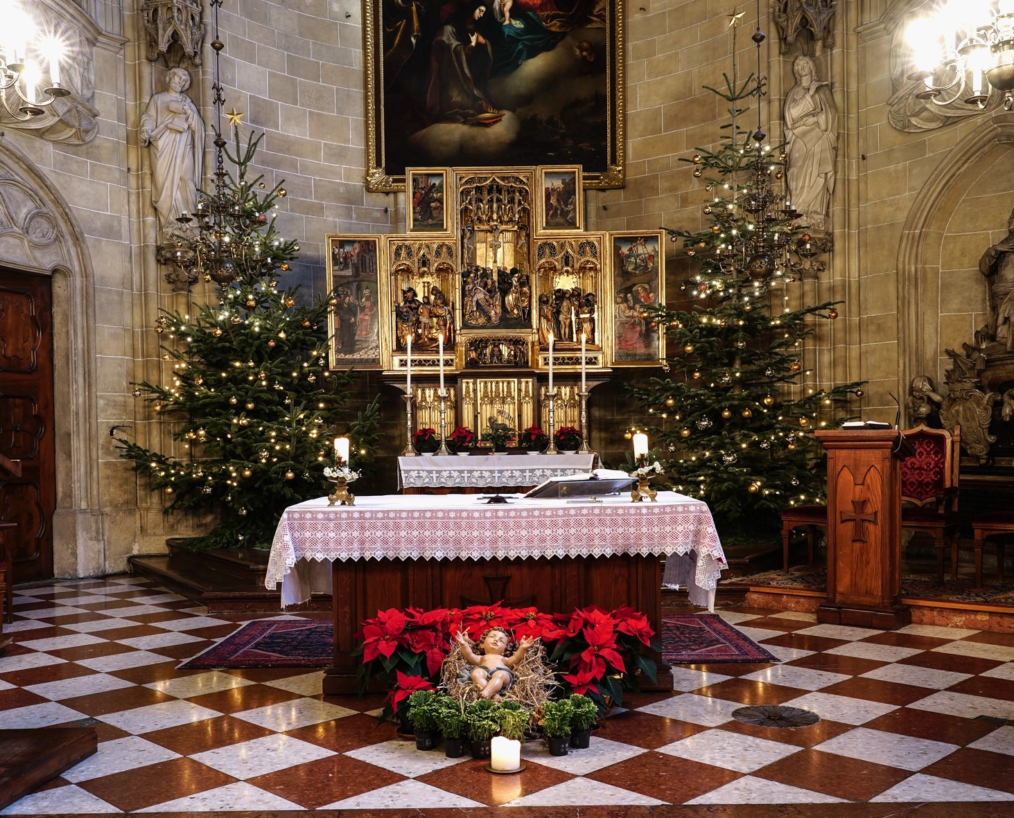 Das Bild zeigt den geschmückten Altar in der Deutschordenskirche in Wien