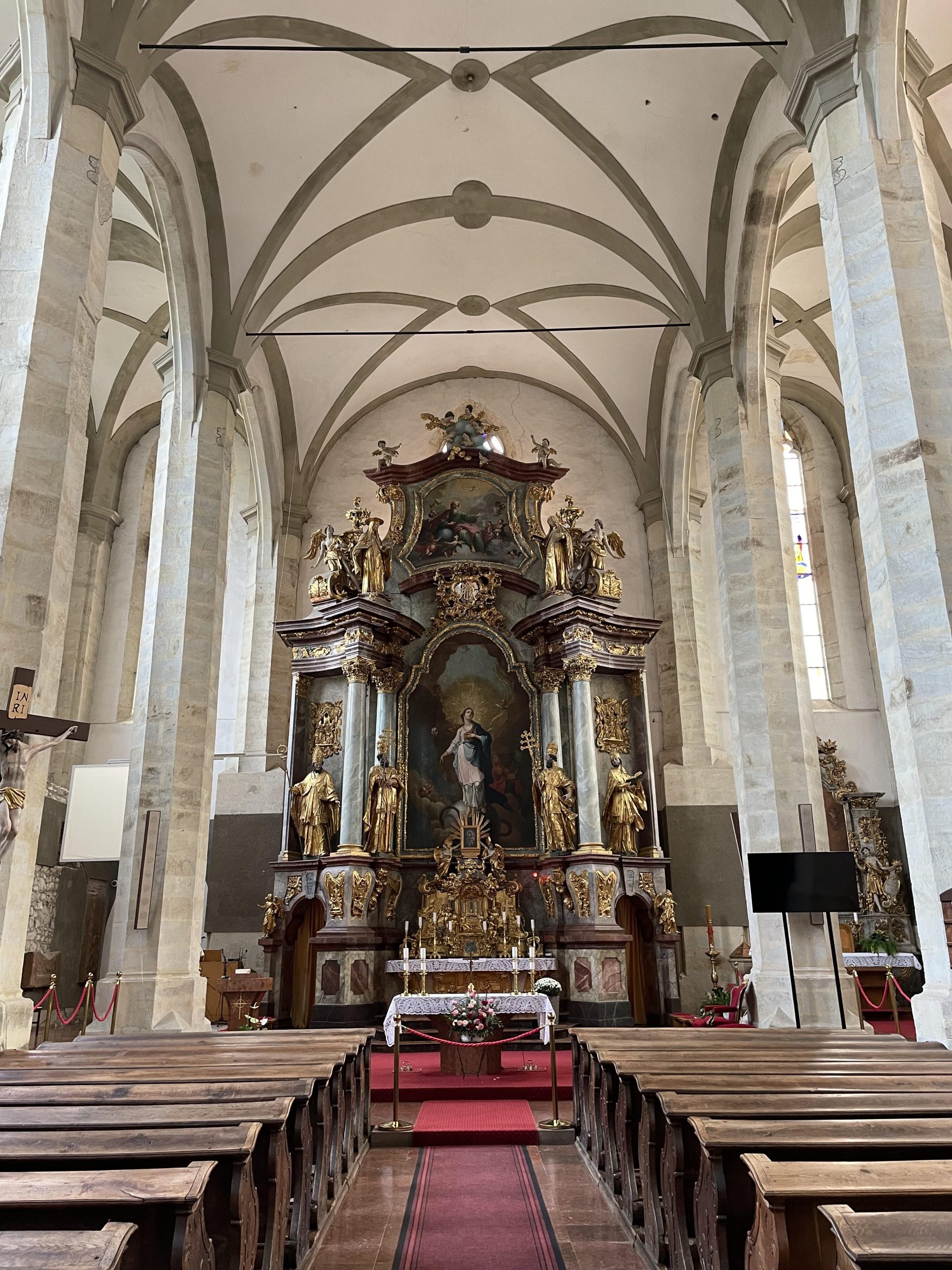 Das Bild zeigt den Innenraum der Elisabethkirche in Sárospatak.