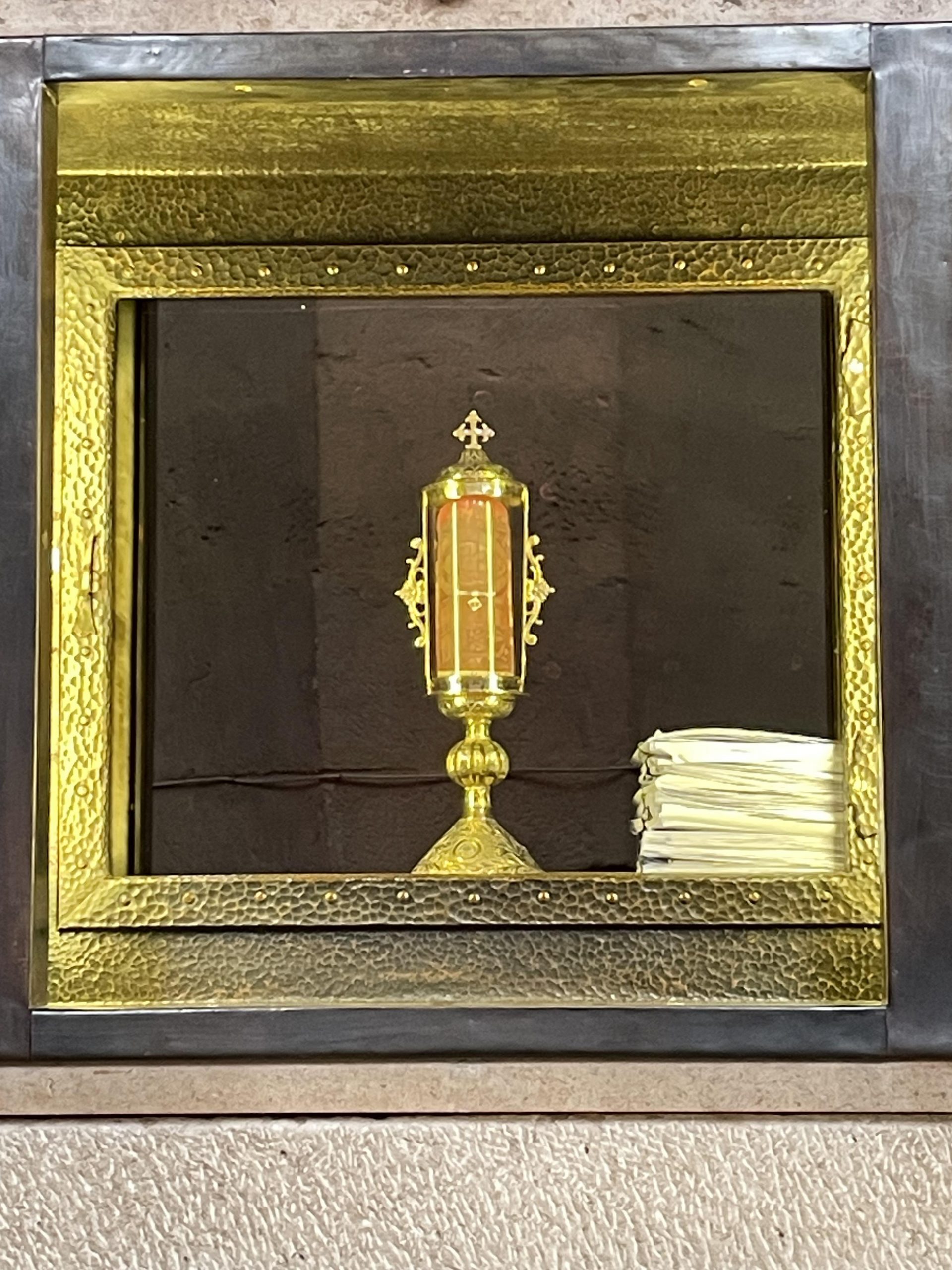 Das Bild zeigt in Nahaufnahme den Reliquienschrein der Hl. Elisabeth mit Stoff und Knochen.