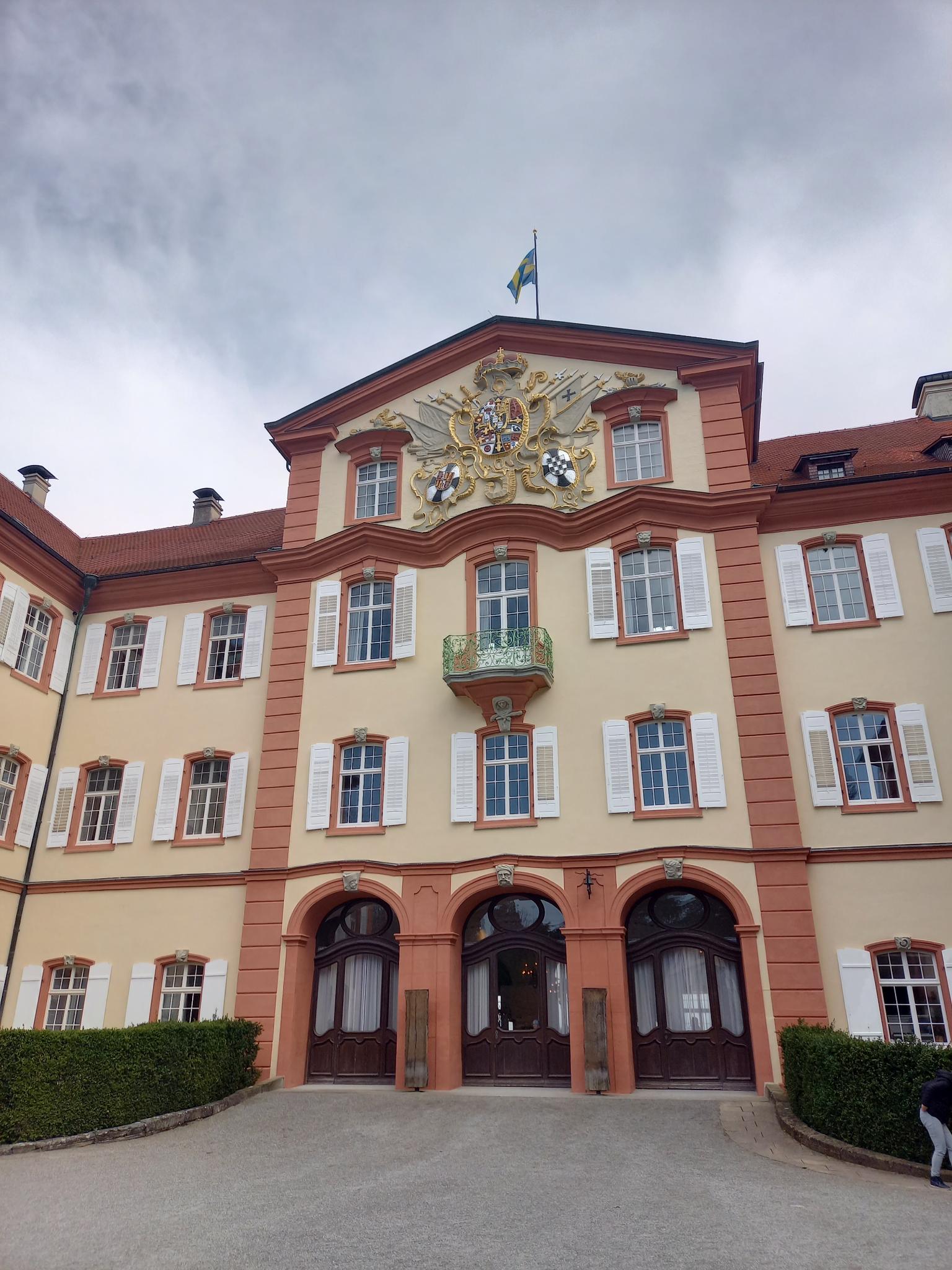 Das Bild zeigt einen Teil des Deutschordensschlosses in Mainau von der Vorderansicht.