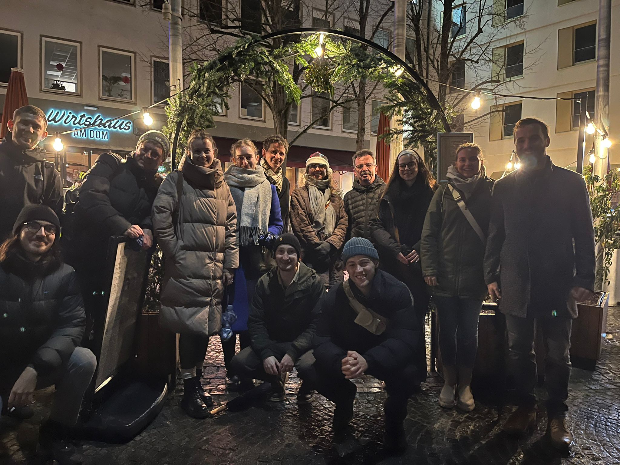 Das Bild zeigt das Team der Forschungsstelle Deutscher Orden unter einem mit Tannen geschmückten Bogen.