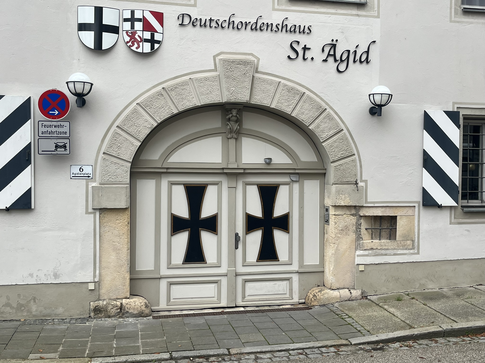 Das Bild zeigt das Eingangsportal des Deutschordenshauses St. Ägid.