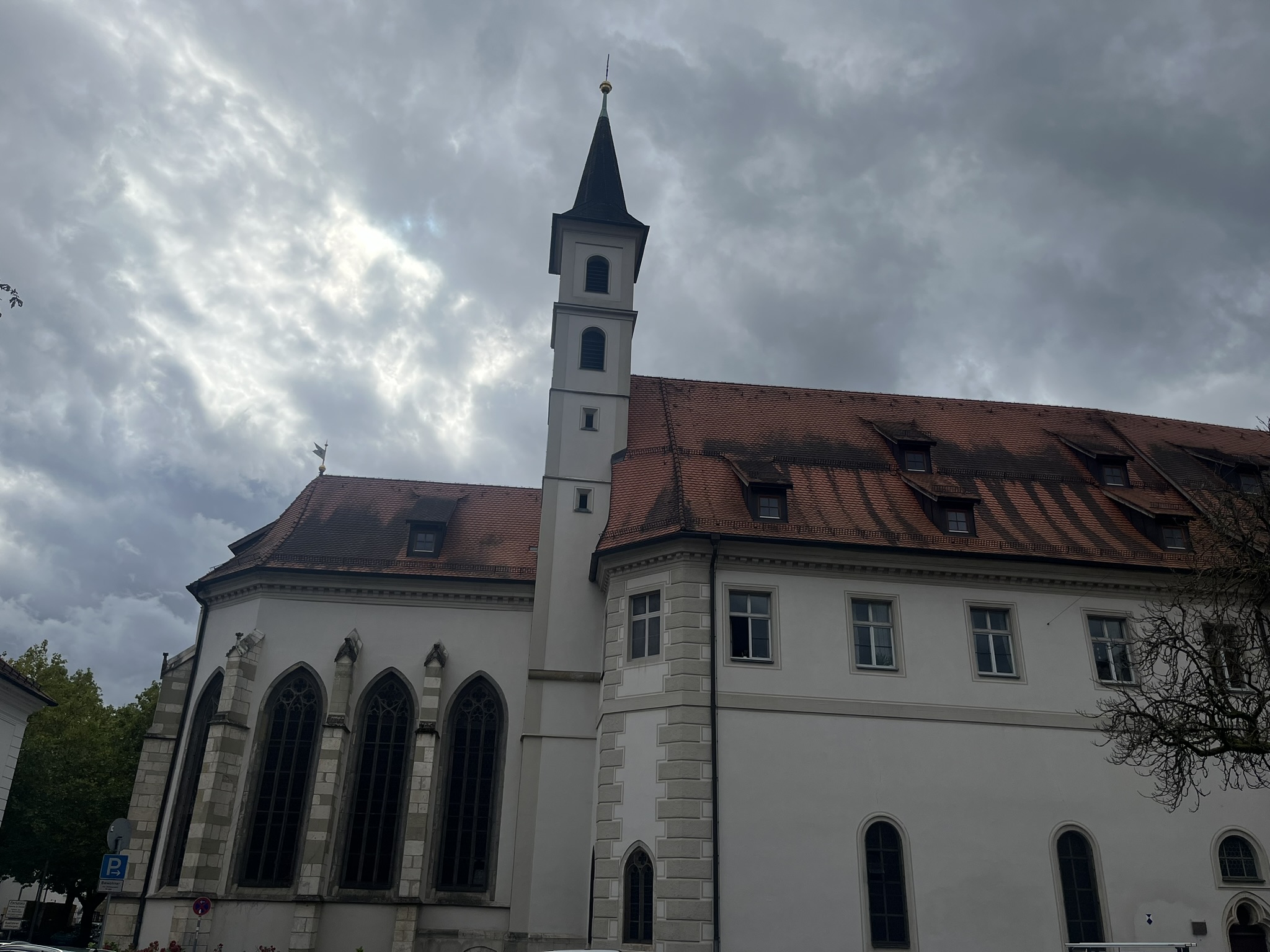 Das Bild zeigt eine Außenansicht der Deutschordenskirche in Regensburg.