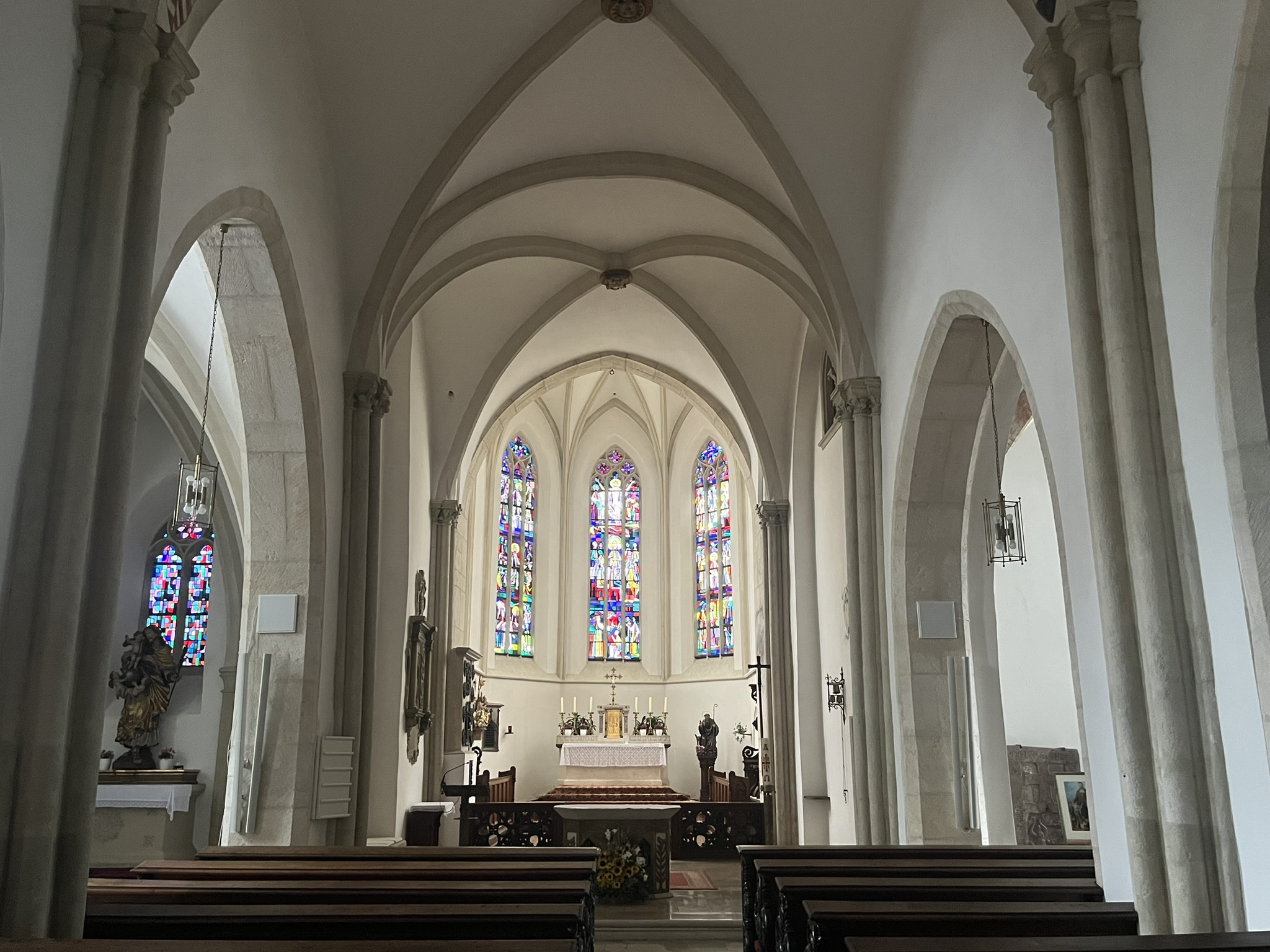 Das Bild zeigt den Altarraum der Deutschordenskirche in Regensburg.