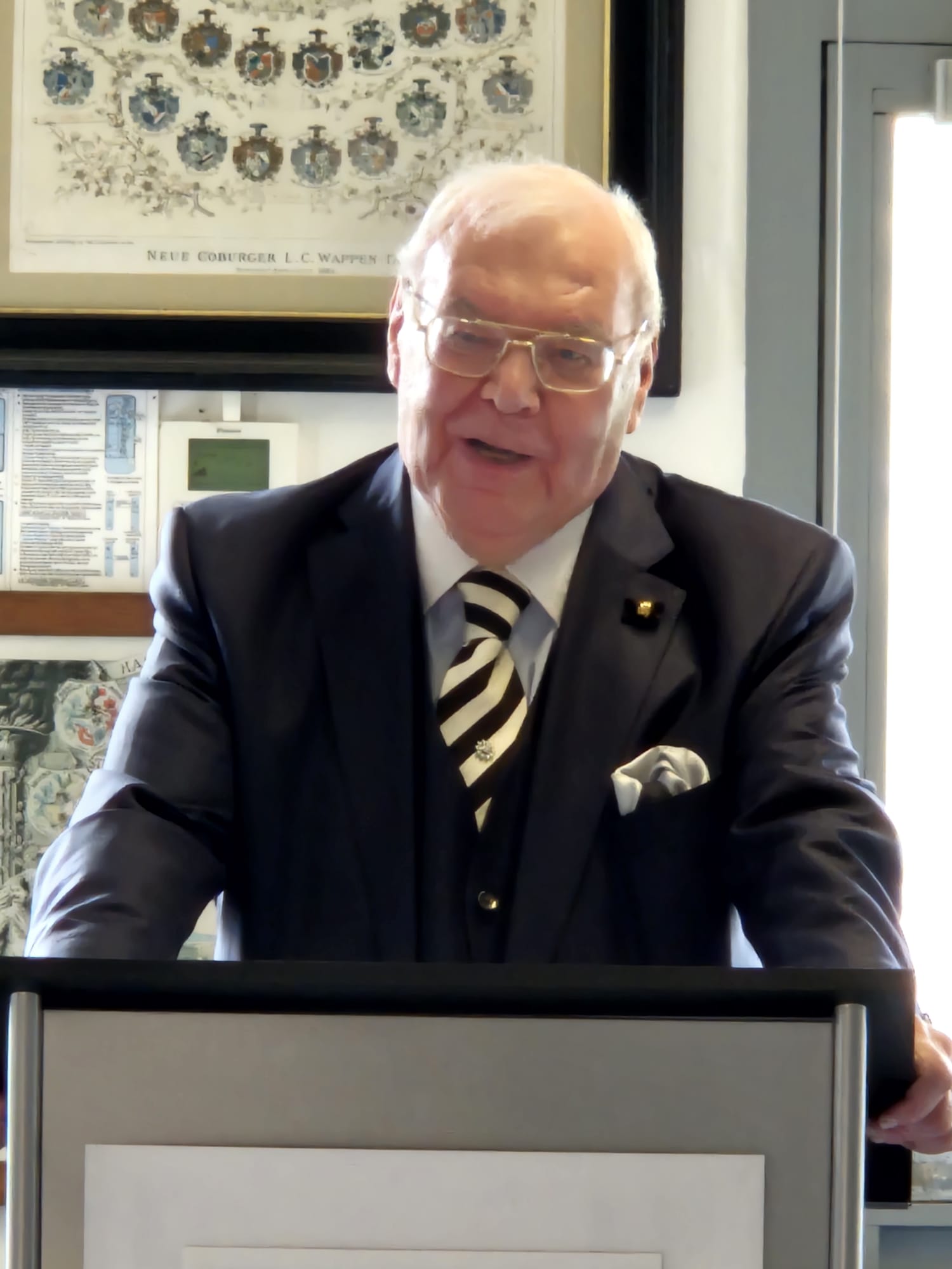 Das Bild zeigt Herrn Professor Dr. Dr. h. c. Dieter Salch an einem Rednerpult.