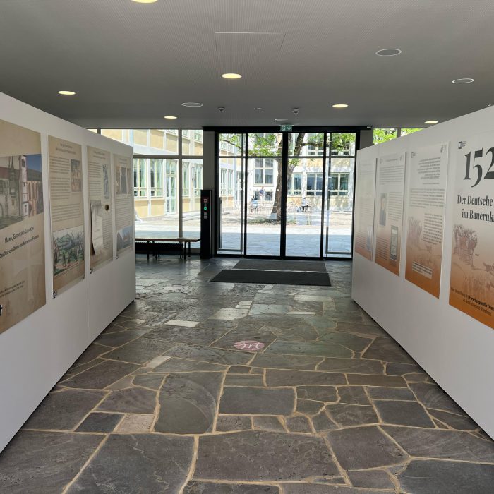 Das Bild zeigt Tafeln der Ausstellung "1525 - Der Deutsche Orden im Bauernkrieg", die im Mozartareal in Würzburg hängen.